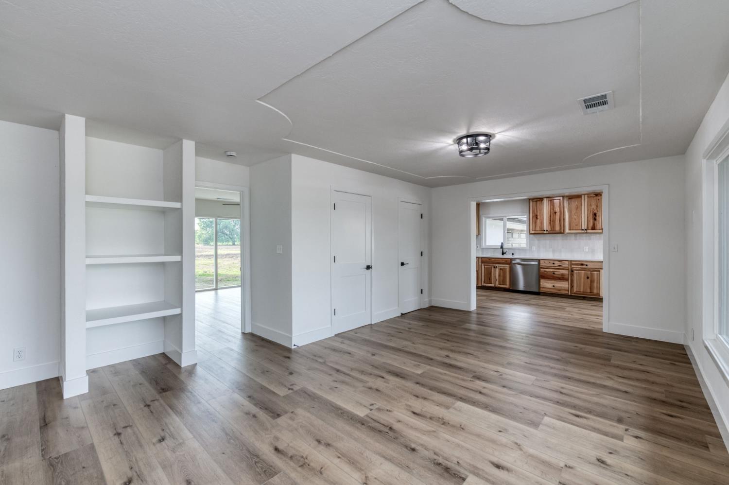 545 N Rio Vista Ave, Sanger, CA 93657