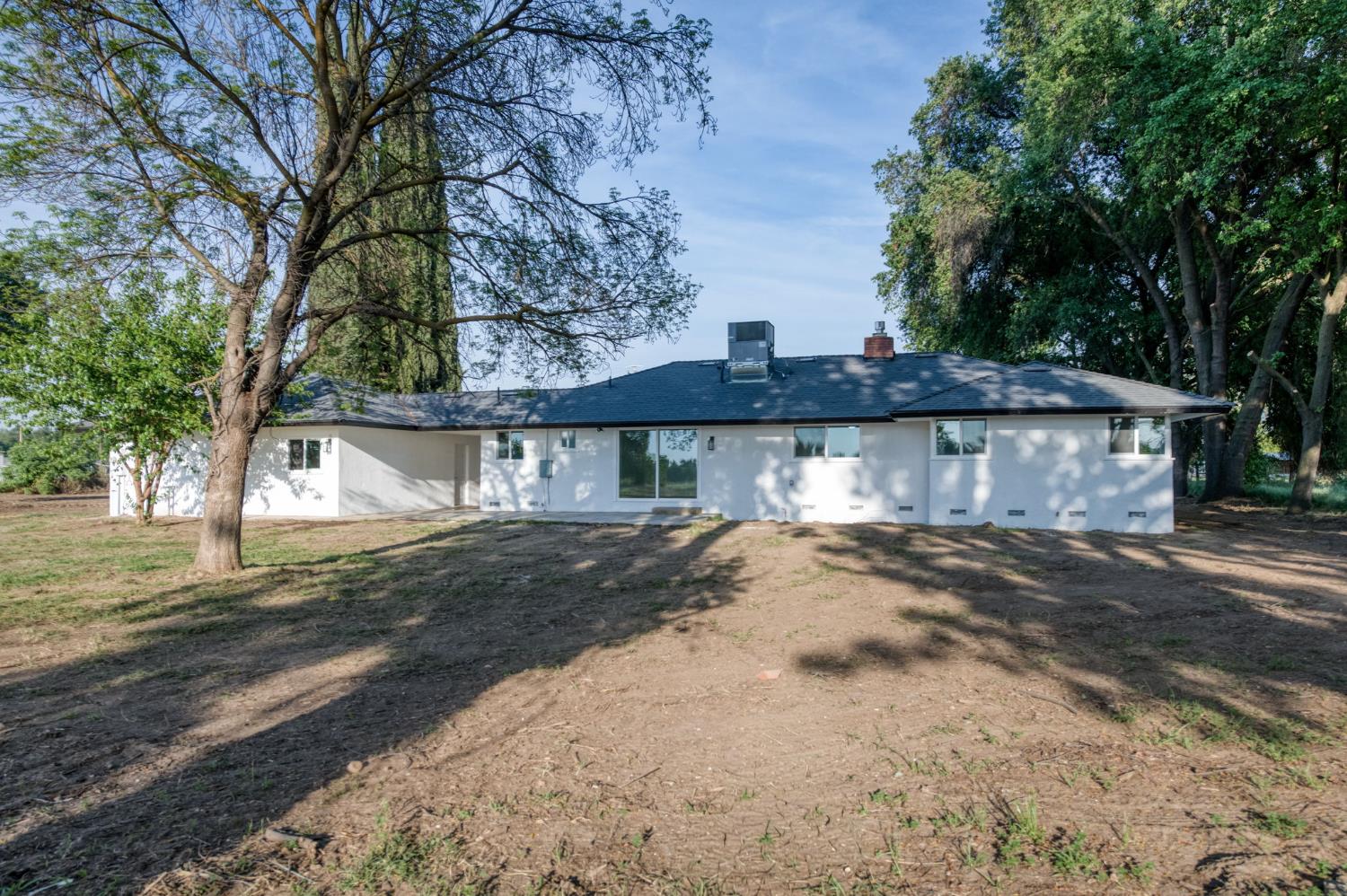 545 N Rio Vista Ave, Sanger, CA 93657