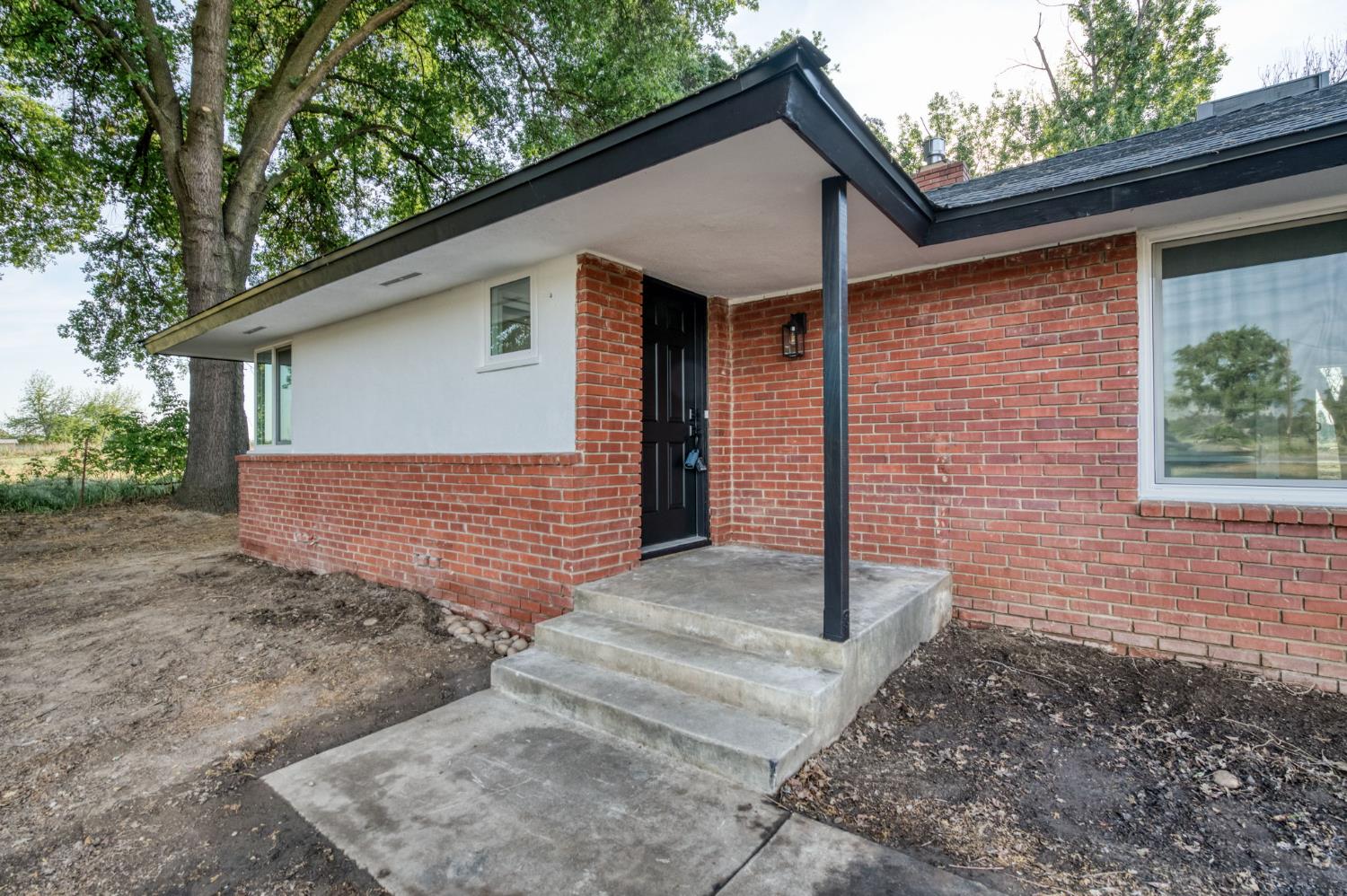 545 N Rio Vista Ave, Sanger, CA 93657