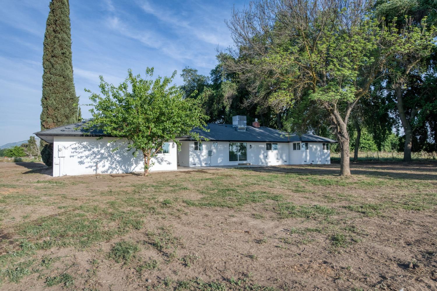 545 N Rio Vista Ave, Sanger, CA 93657