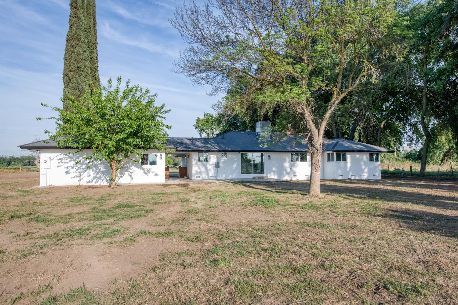 545 N Rio Vista Ave, Sanger, CA 93657