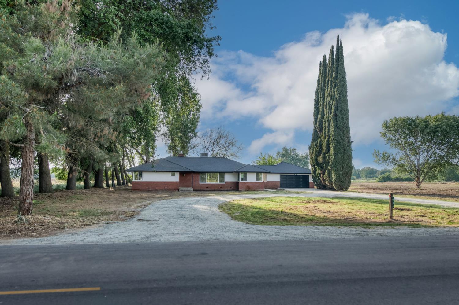 545 N Rio Vista Ave, Sanger, CA 93657