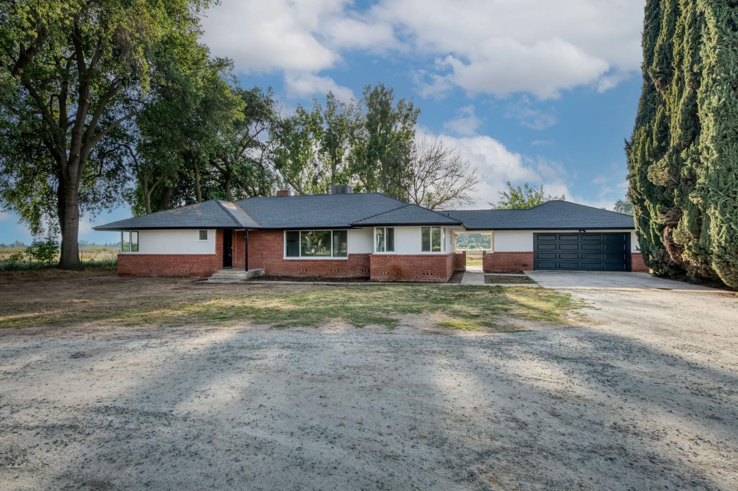 545 N Rio Vista Ave, Sanger, CA 93657