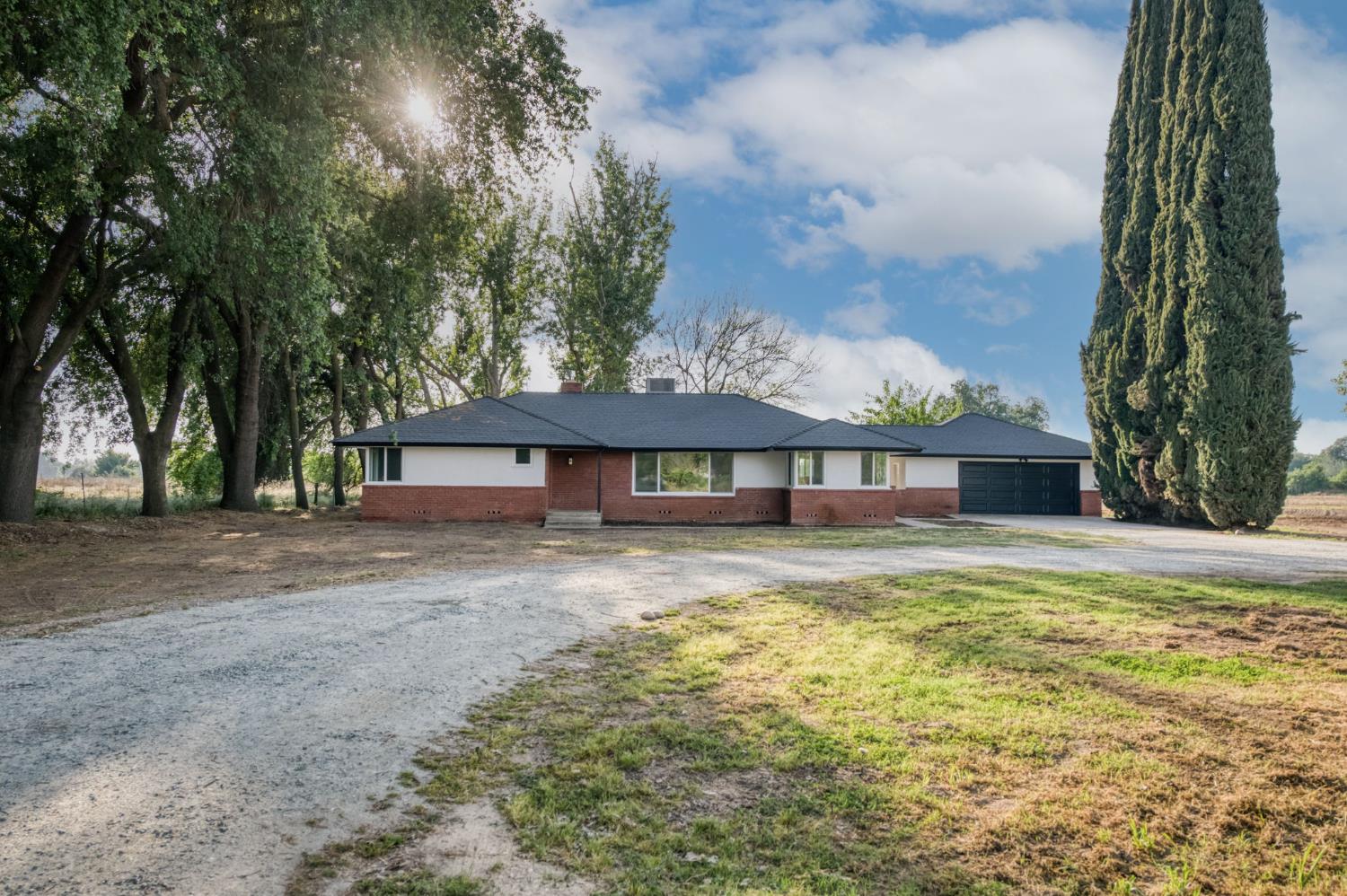 545 N Rio Vista Ave, Sanger, CA 93657