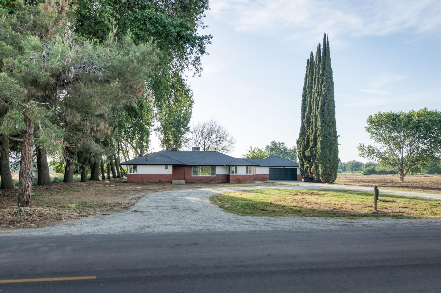 545 N Rio Vista Ave, Sanger, CA 93657