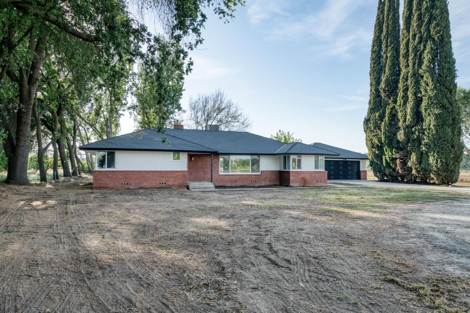 545 N Rio Vista Ave, Sanger, CA 93657