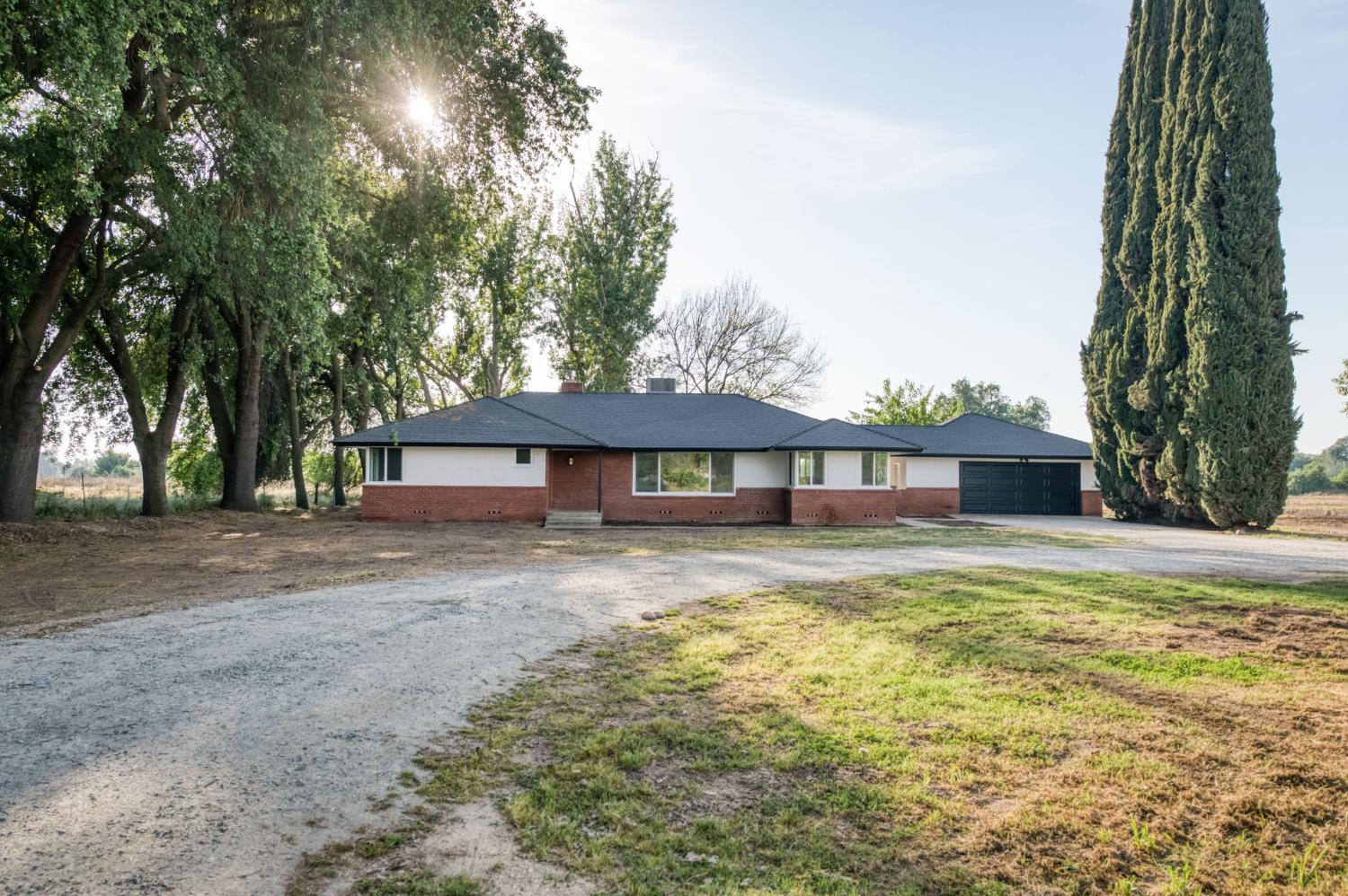 545 N Rio Vista Ave, Sanger, CA 93657