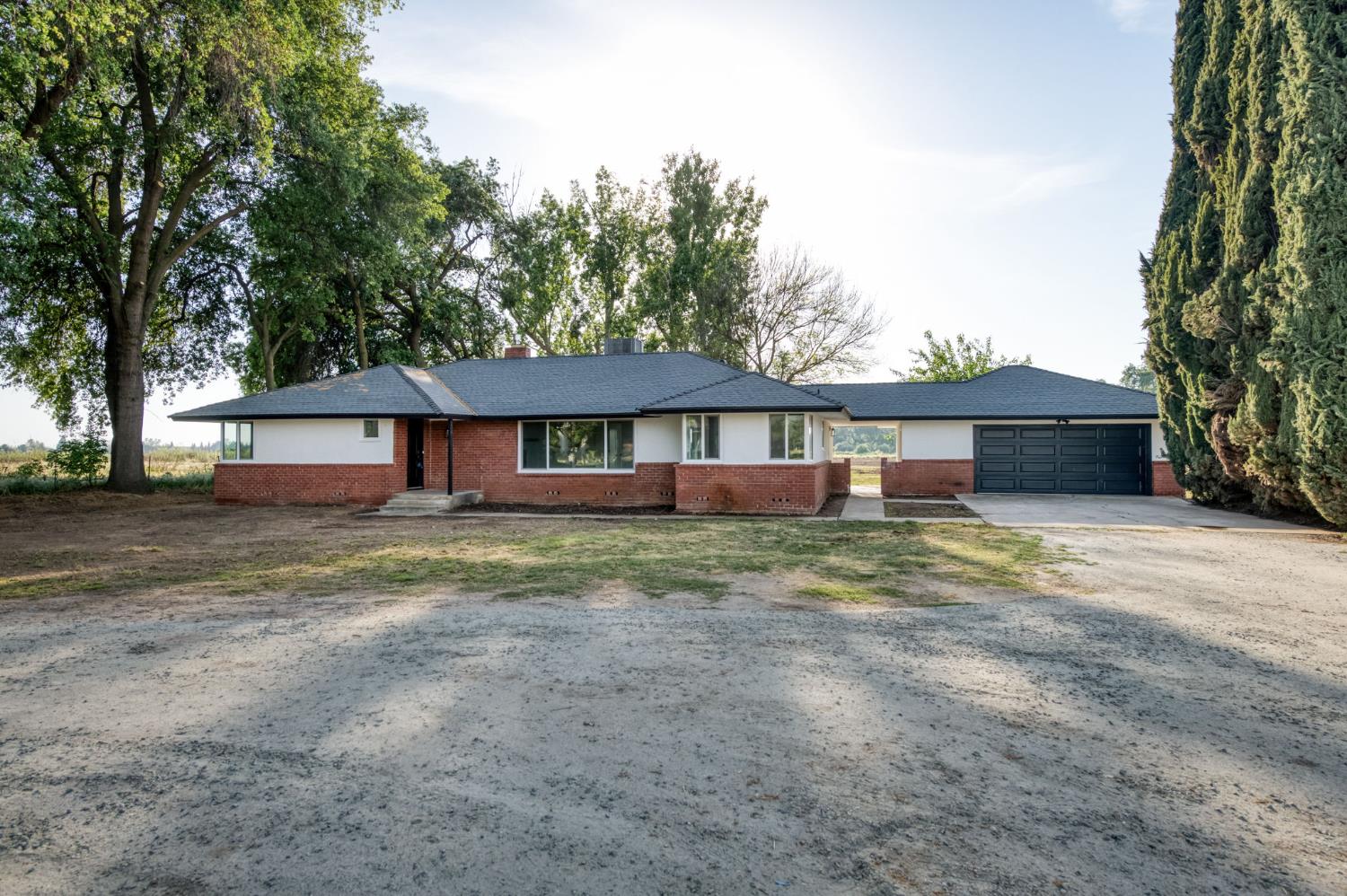 545 N Rio Vista Ave, Sanger, CA 93657