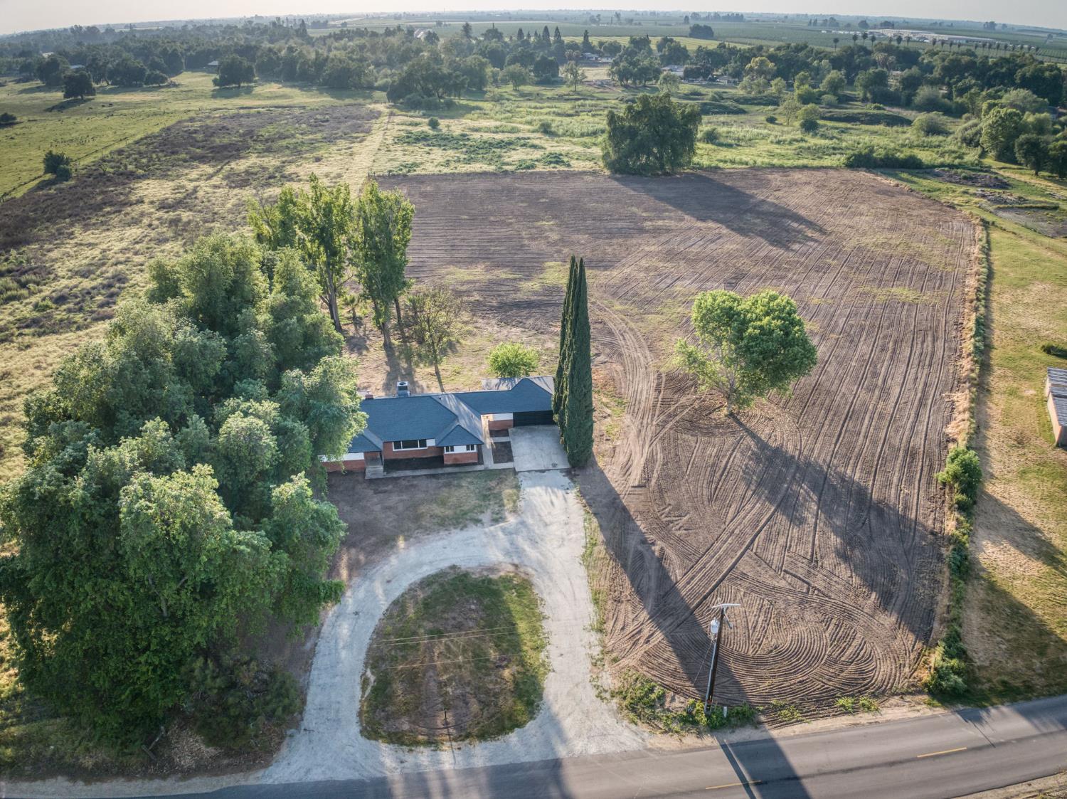 545 N Rio Vista Ave, Sanger, CA 93657