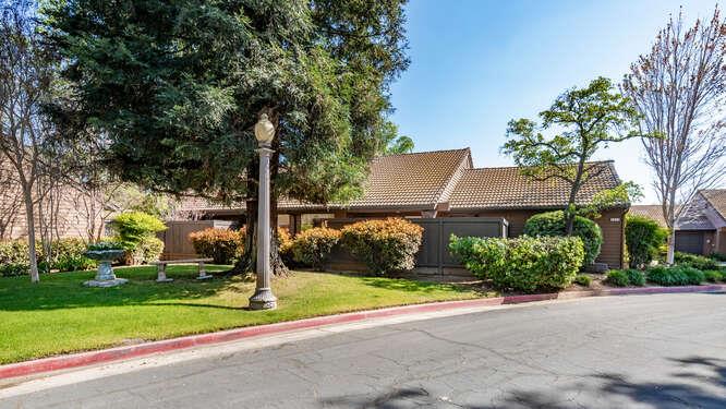 2063 W Barstow Ave, Fresno, CA 93711