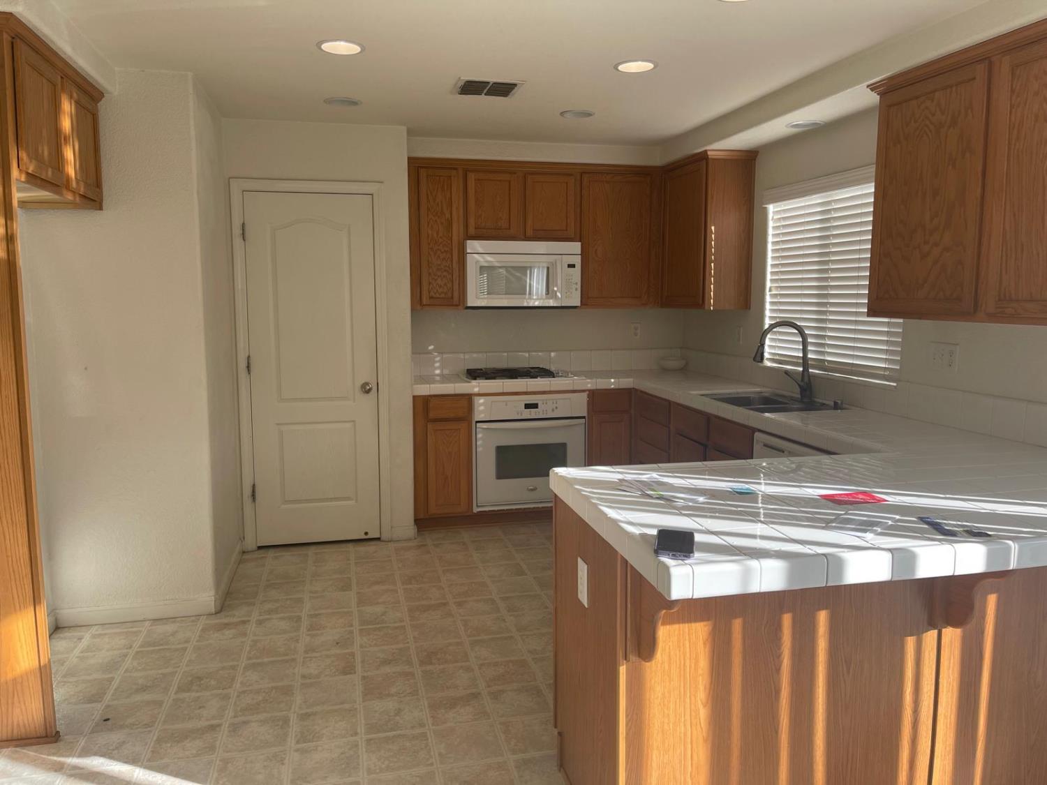 1006 Papaya St, Madera, CA 93638