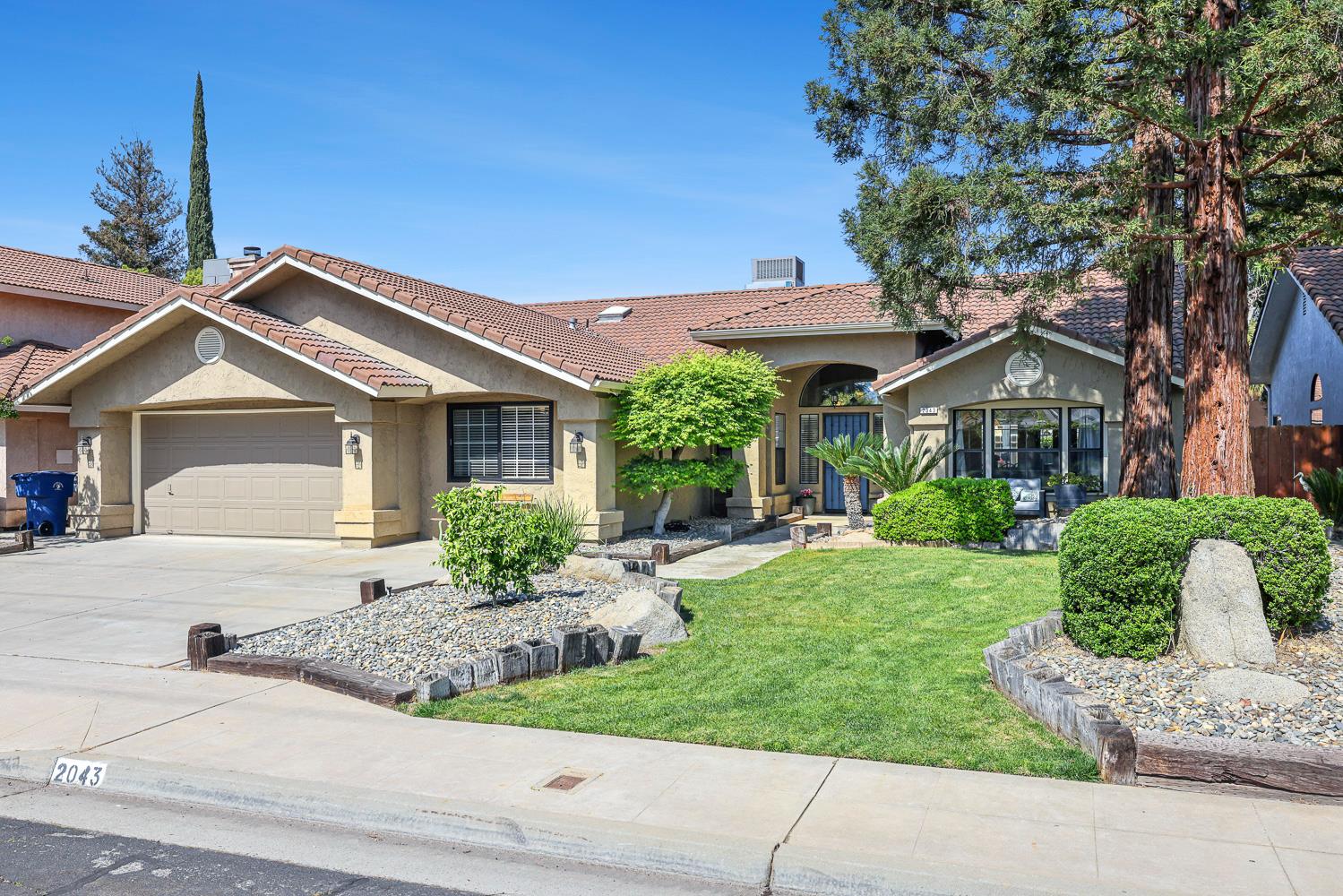 2043 Escalon Ave, Clovis, CA 93611