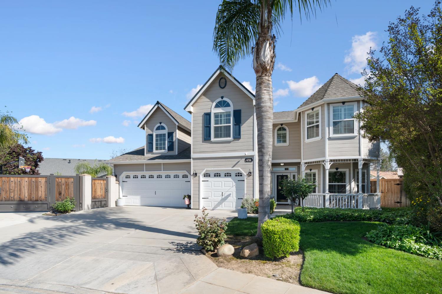 6704 N Lola Ave, Fresno, CA 93722