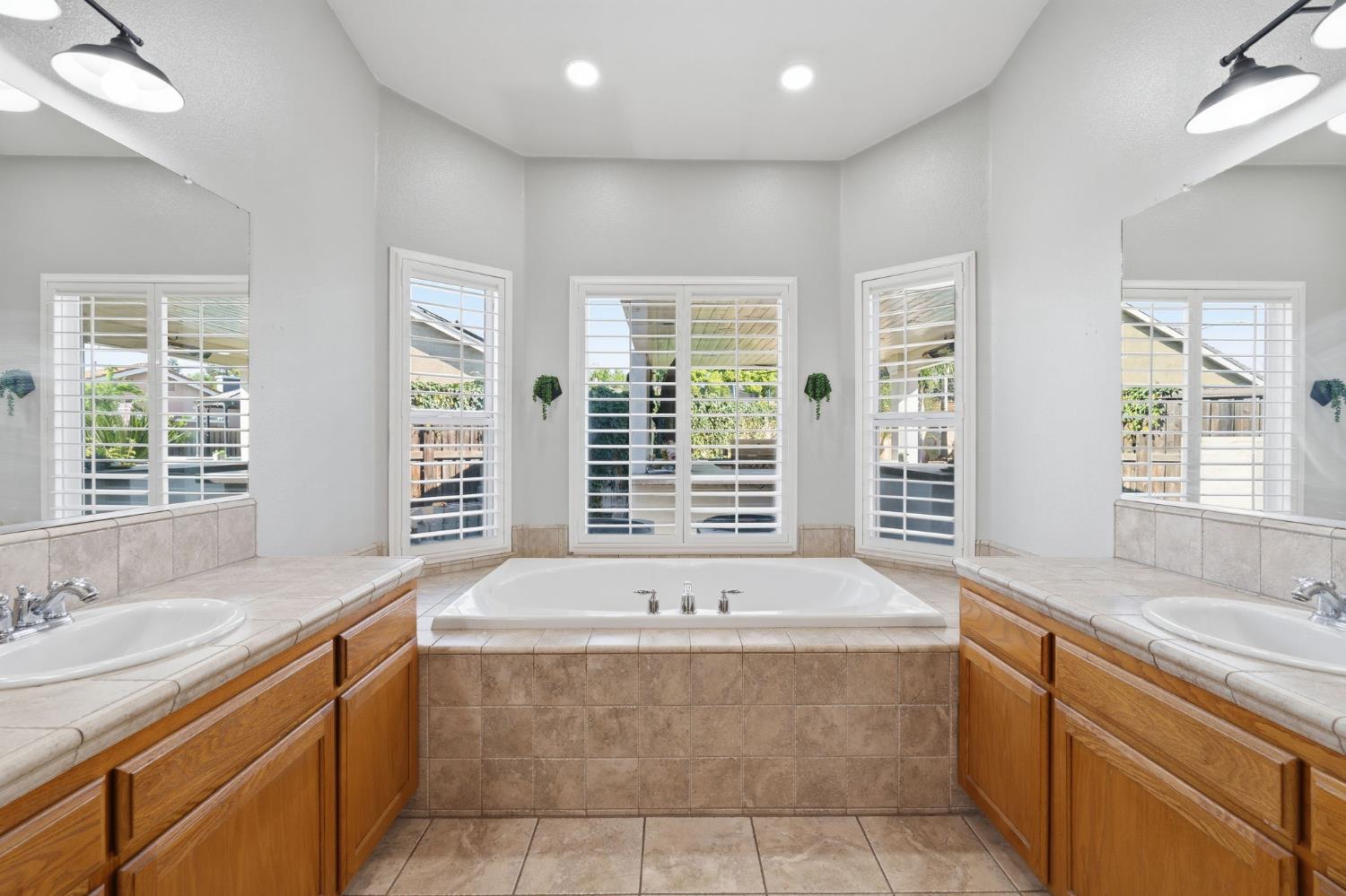 6704 N Lola Ave, Fresno, CA 93722