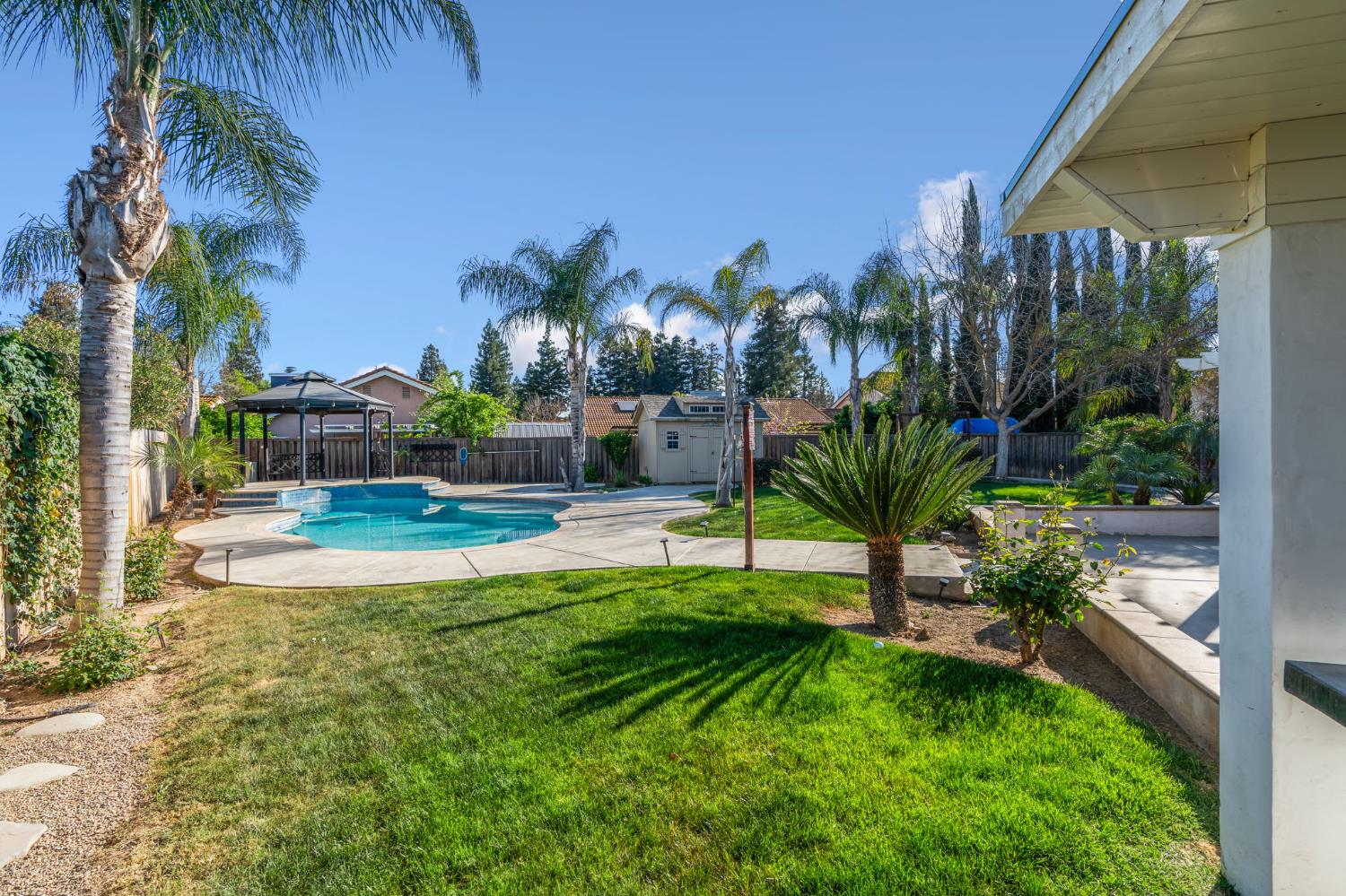 6704 N Lola Ave, Fresno, CA 93722