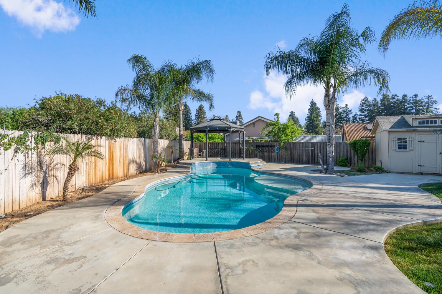 6704 N Lola Ave, Fresno, CA 93722