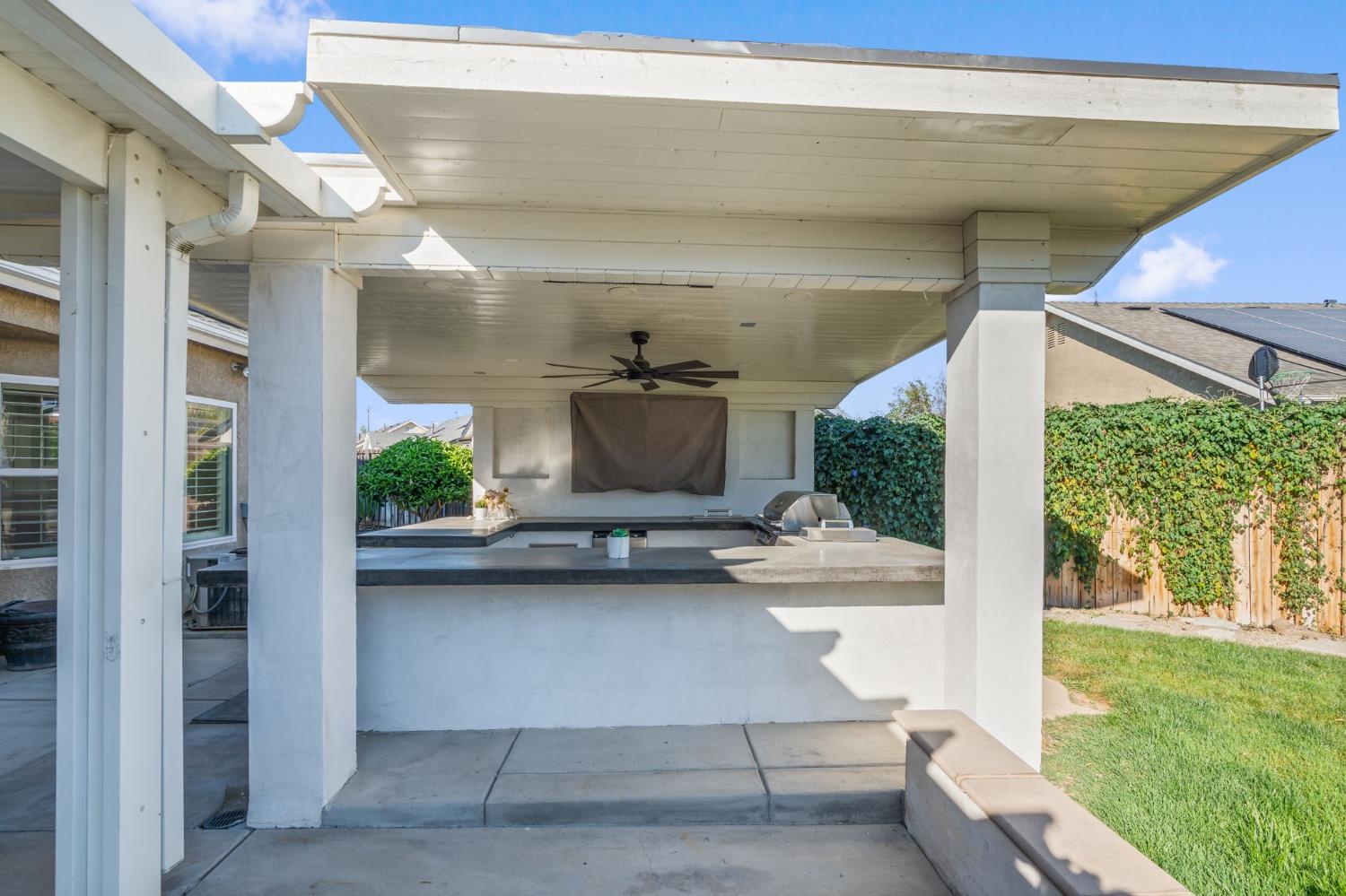 6704 N Lola Ave, Fresno, CA 93722