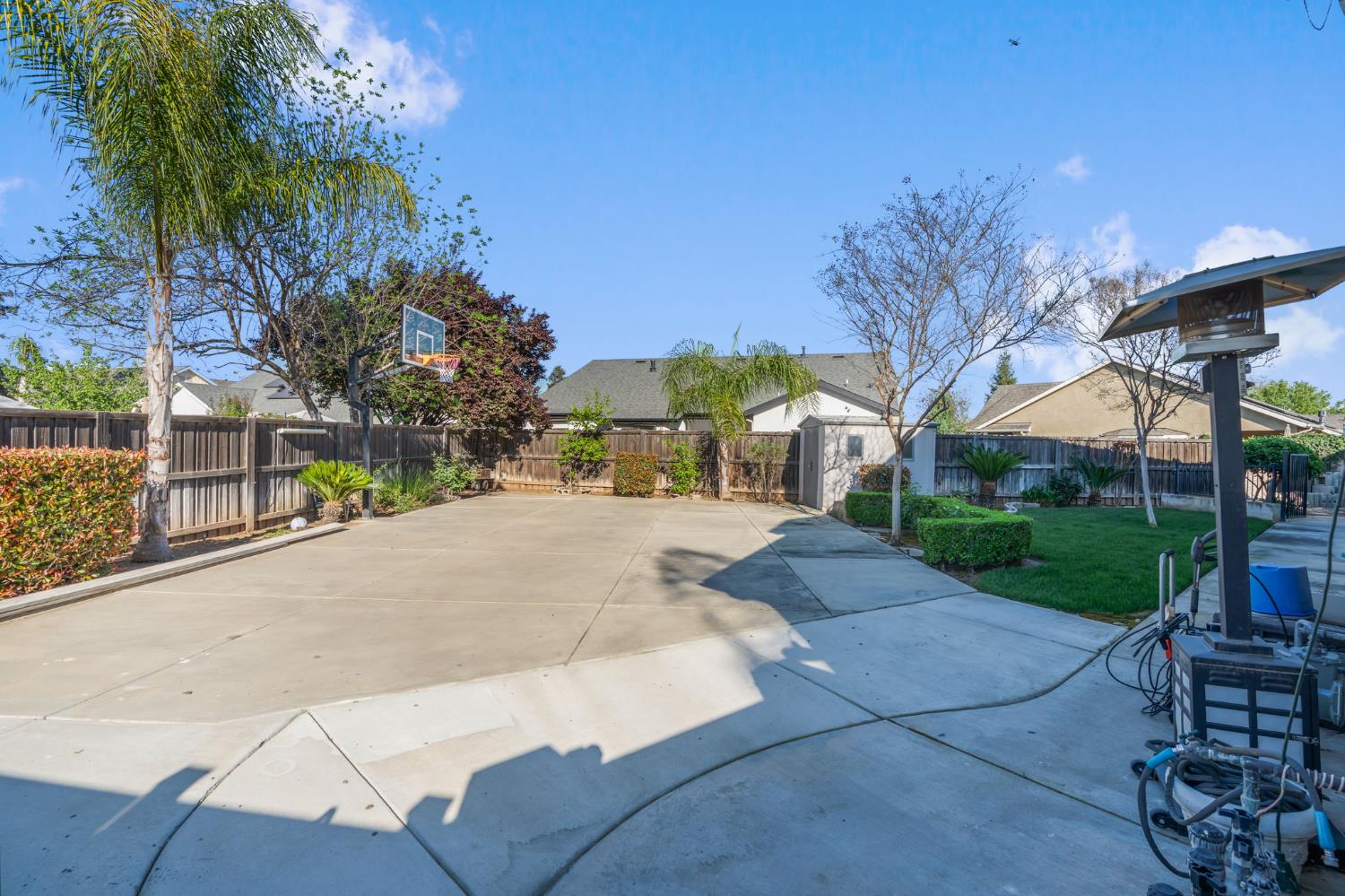 6704 N Lola Ave, Fresno, CA 93722