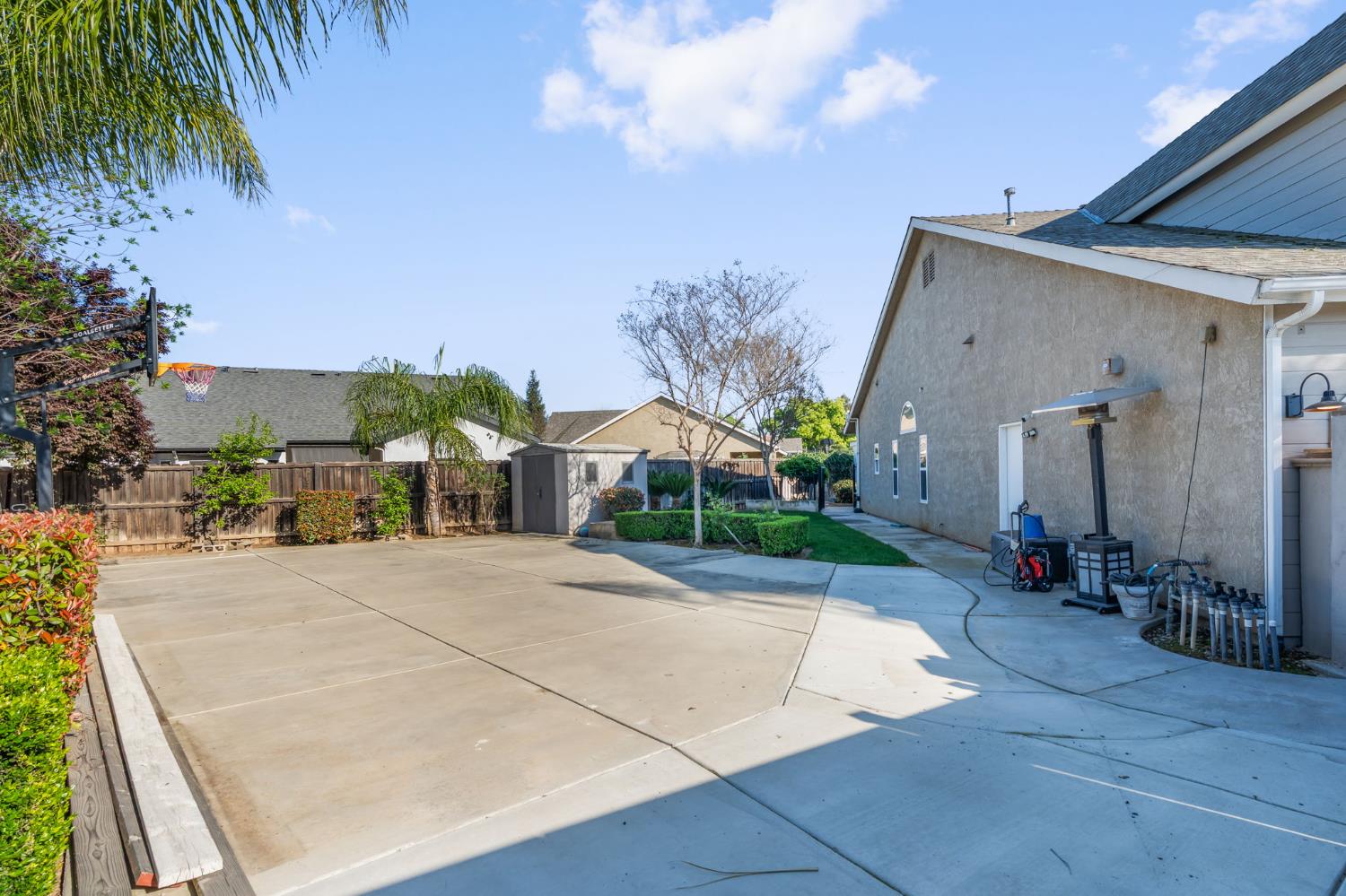 6704 N Lola Ave, Fresno, CA 93722