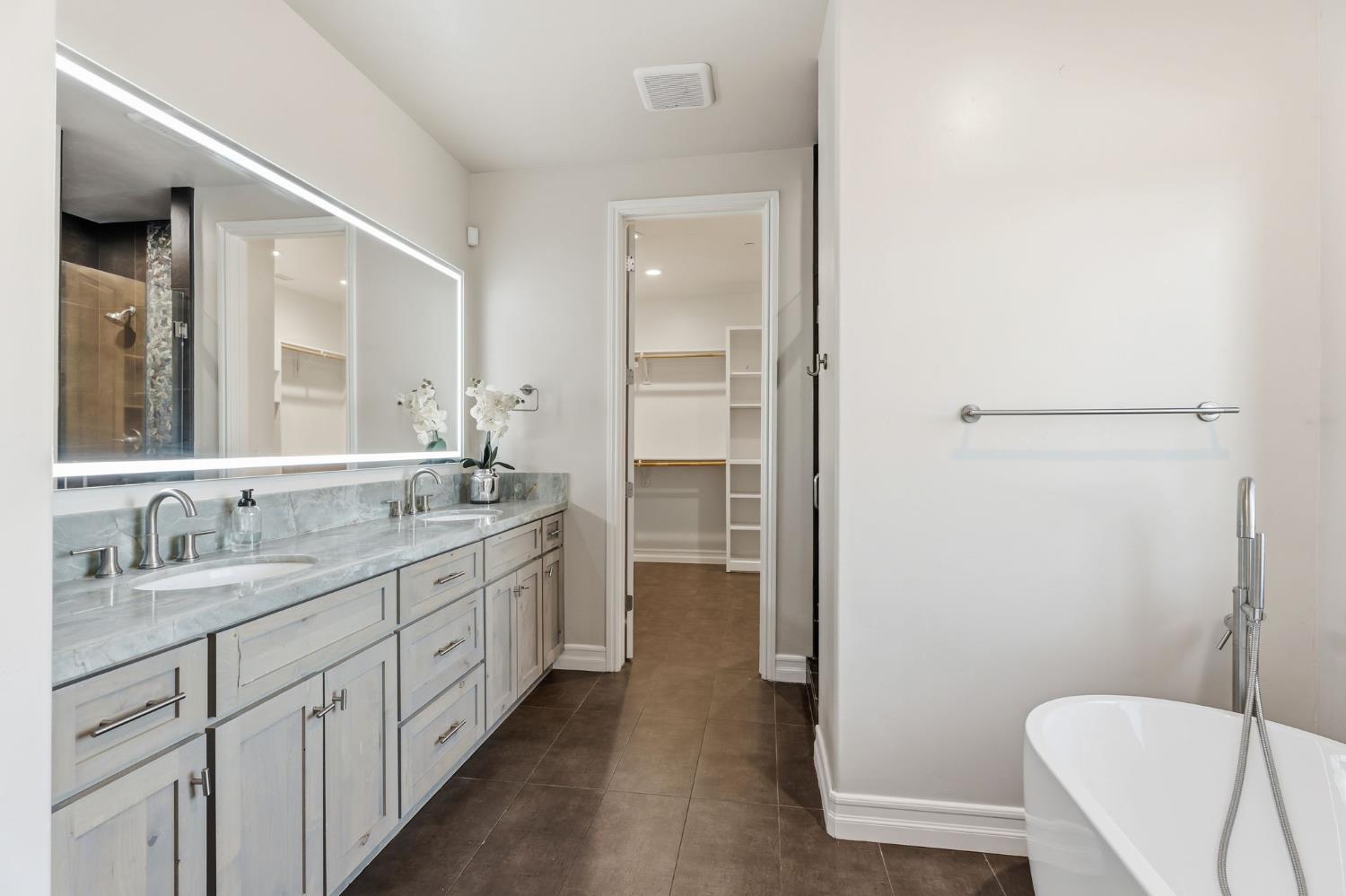 5675 Boston Ave, Kingsburg, CA 93631