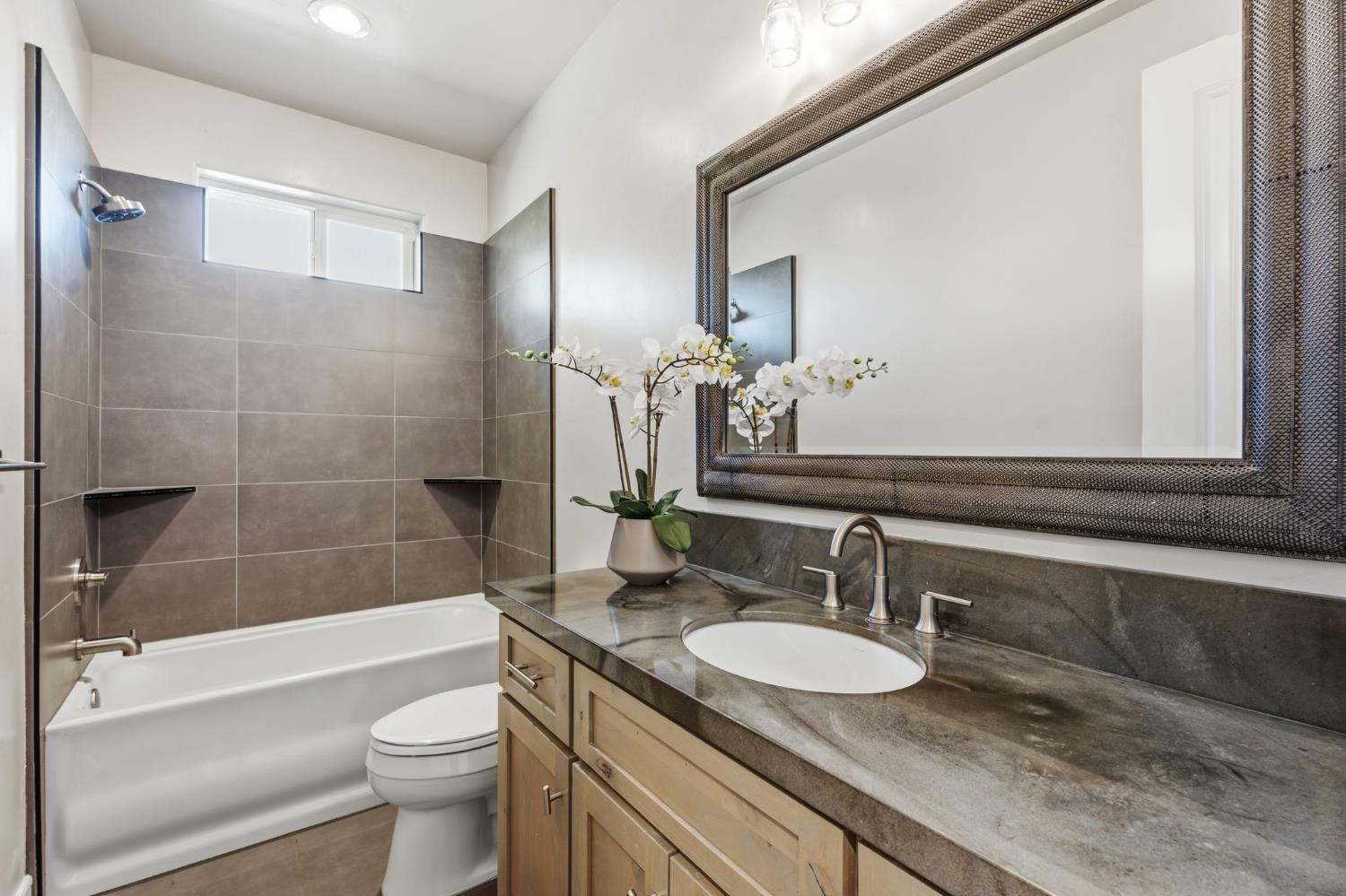 5675 Boston Ave, Kingsburg, CA 93631