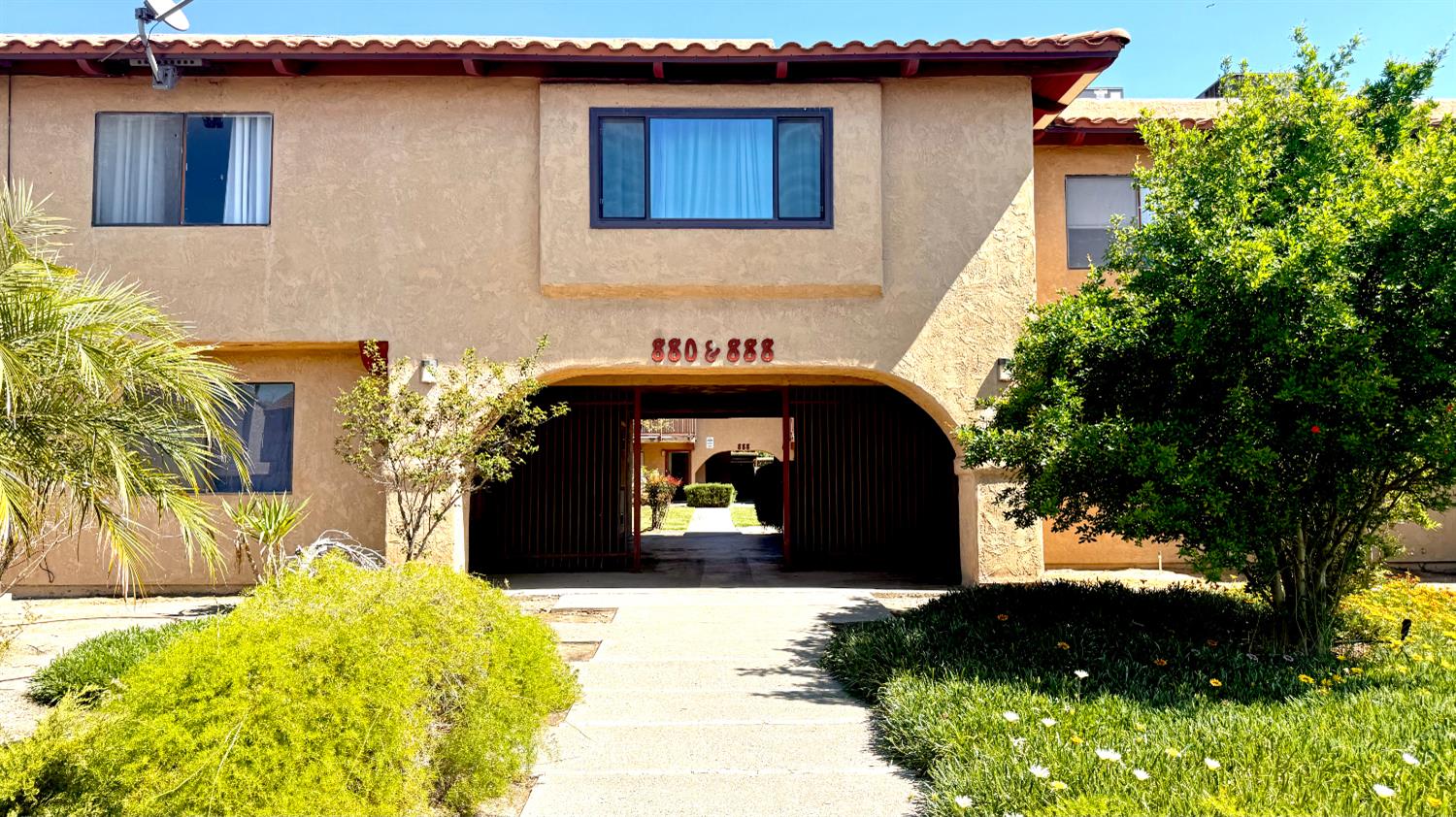 880 Greenfield Ave #E, Hanford, CA 93230