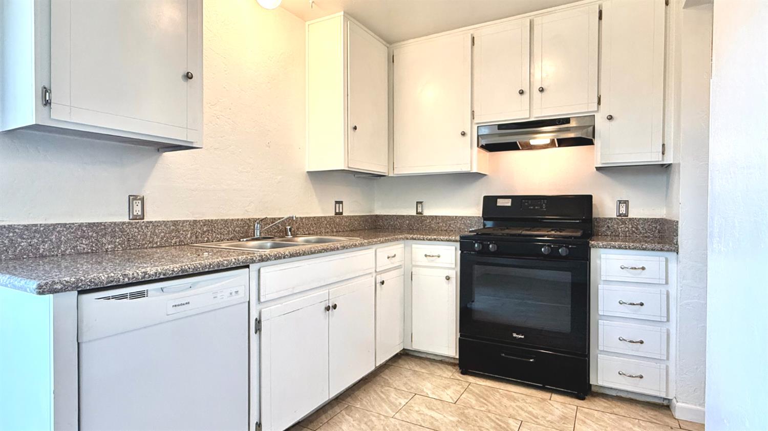 880 Greenfield Ave #E, Hanford, CA 93230