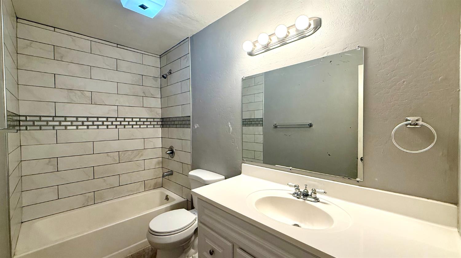 880 Greenfield Ave #E, Hanford, CA 93230