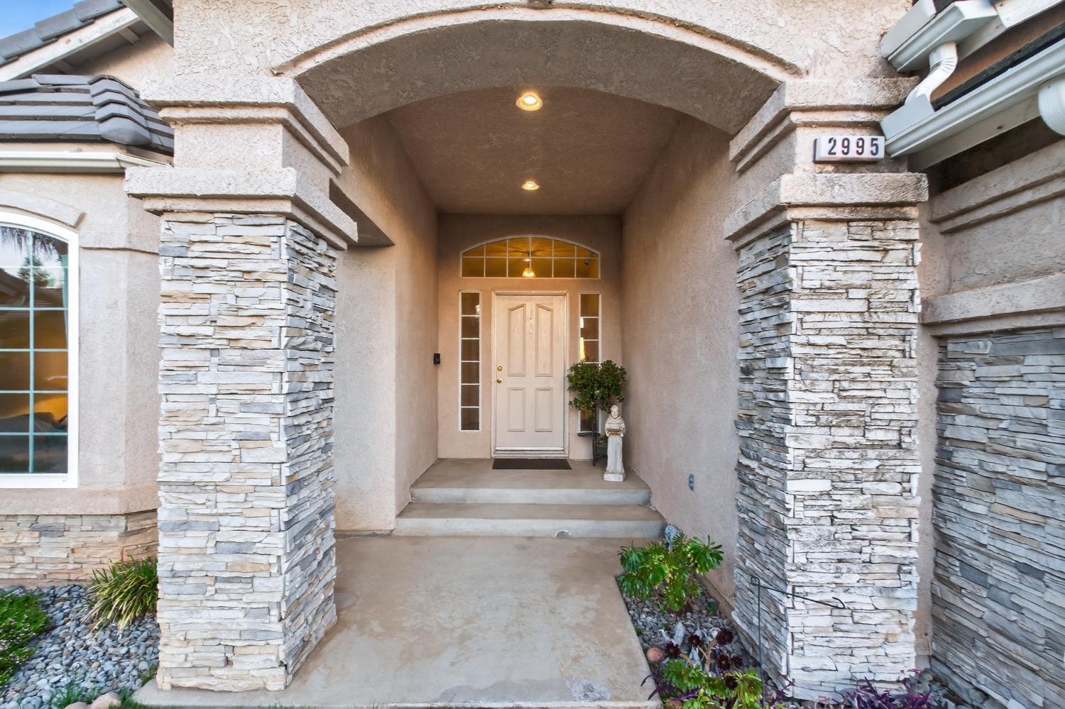 2995 E Pryor Dr, Fresno, CA 93720