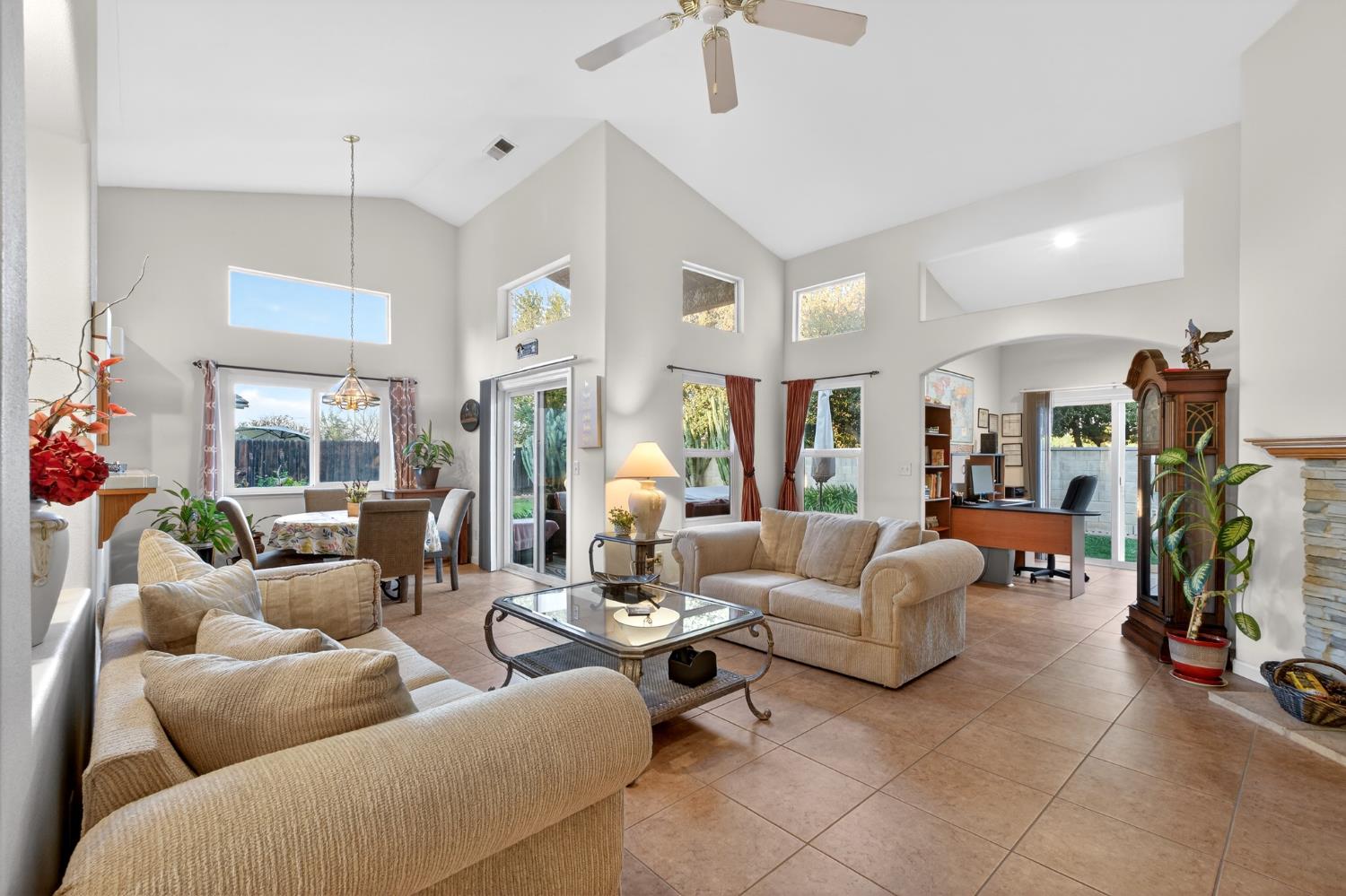 2995 E Pryor Dr, Fresno, CA 93720