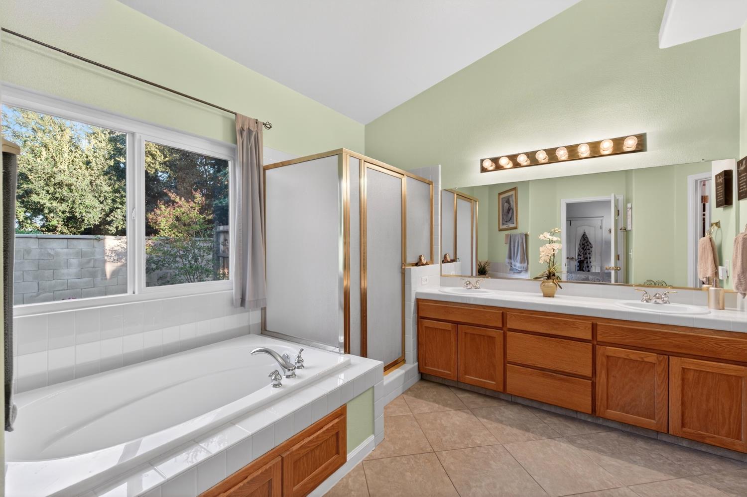 2995 E Pryor Dr, Fresno, CA 93720