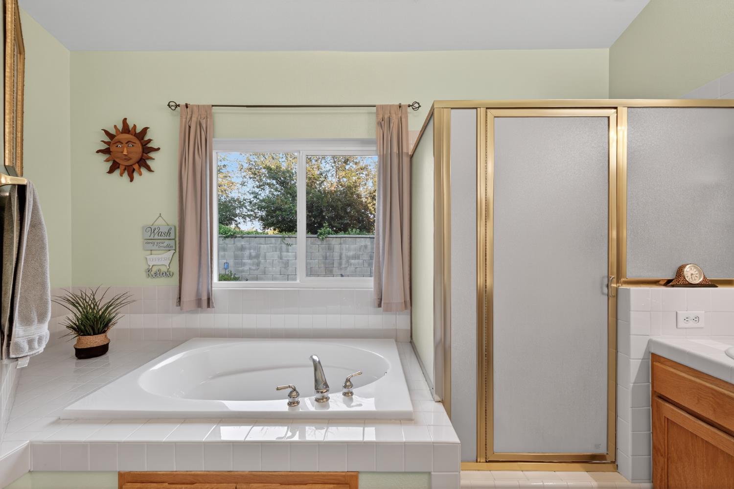 2995 E Pryor Dr, Fresno, CA 93720