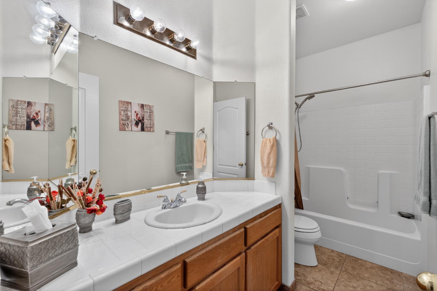 2995 E Pryor Dr, Fresno, CA 93720