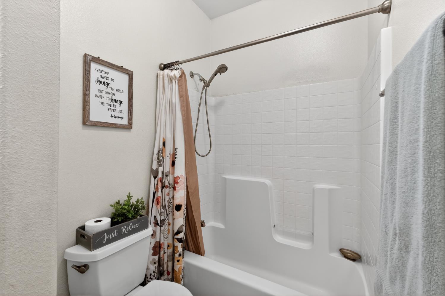 2995 E Pryor Dr, Fresno, CA 93720