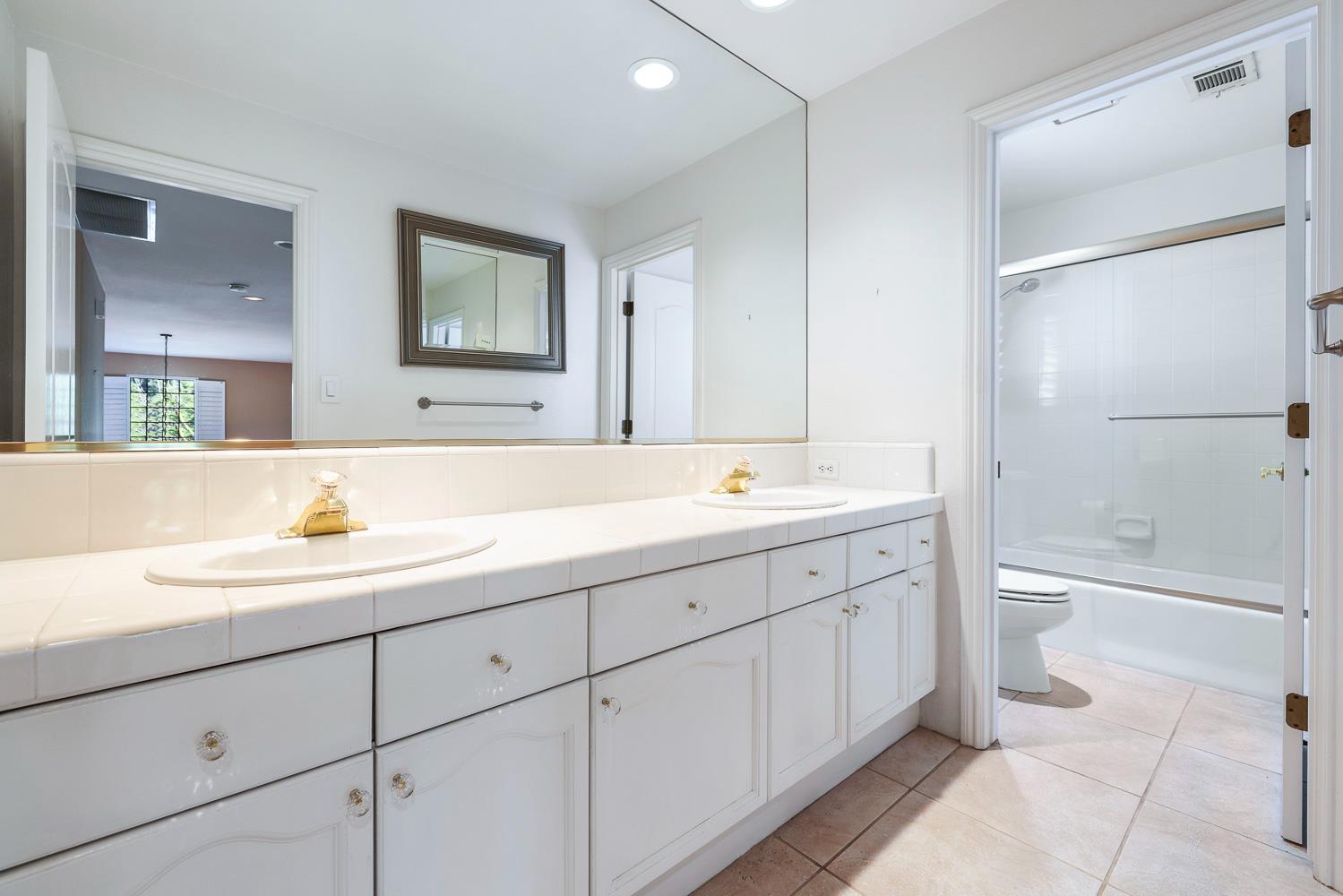 3075 W Silverhill Ln, Fresno, CA 93711