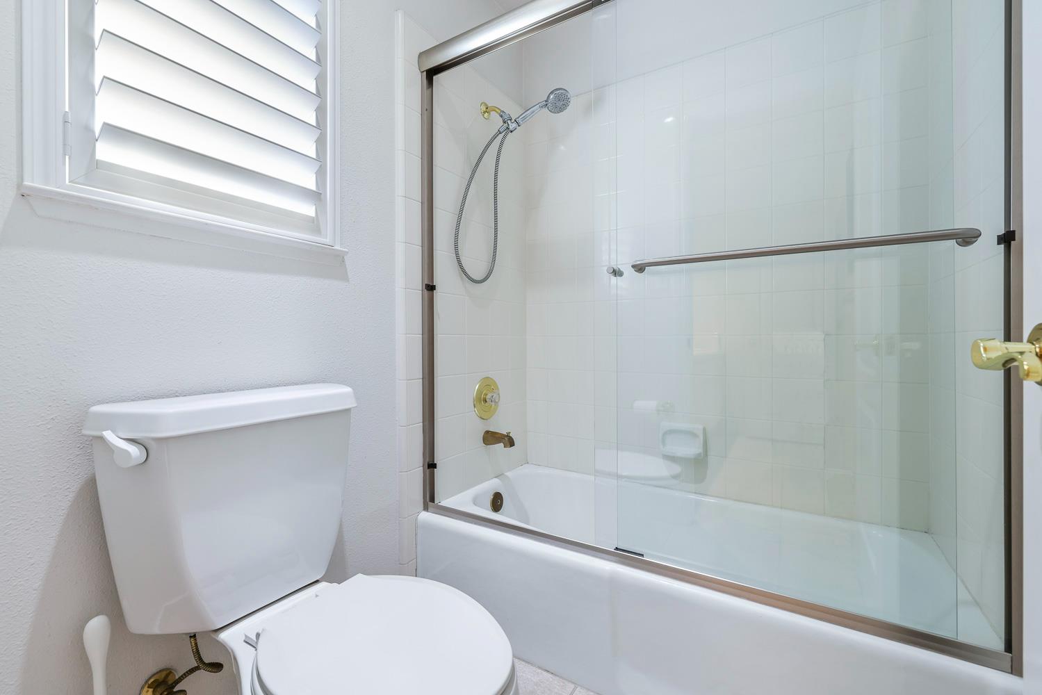 3075 W Silverhill Ln, Fresno, CA 93711