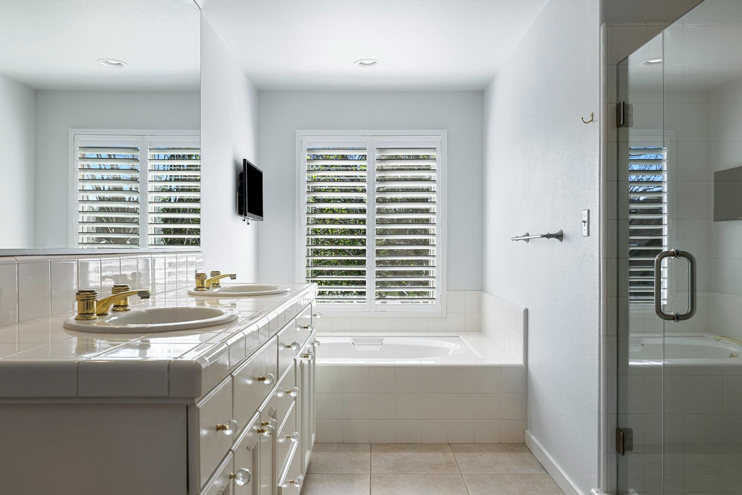 3075 W Silverhill Ln, Fresno, CA 93711