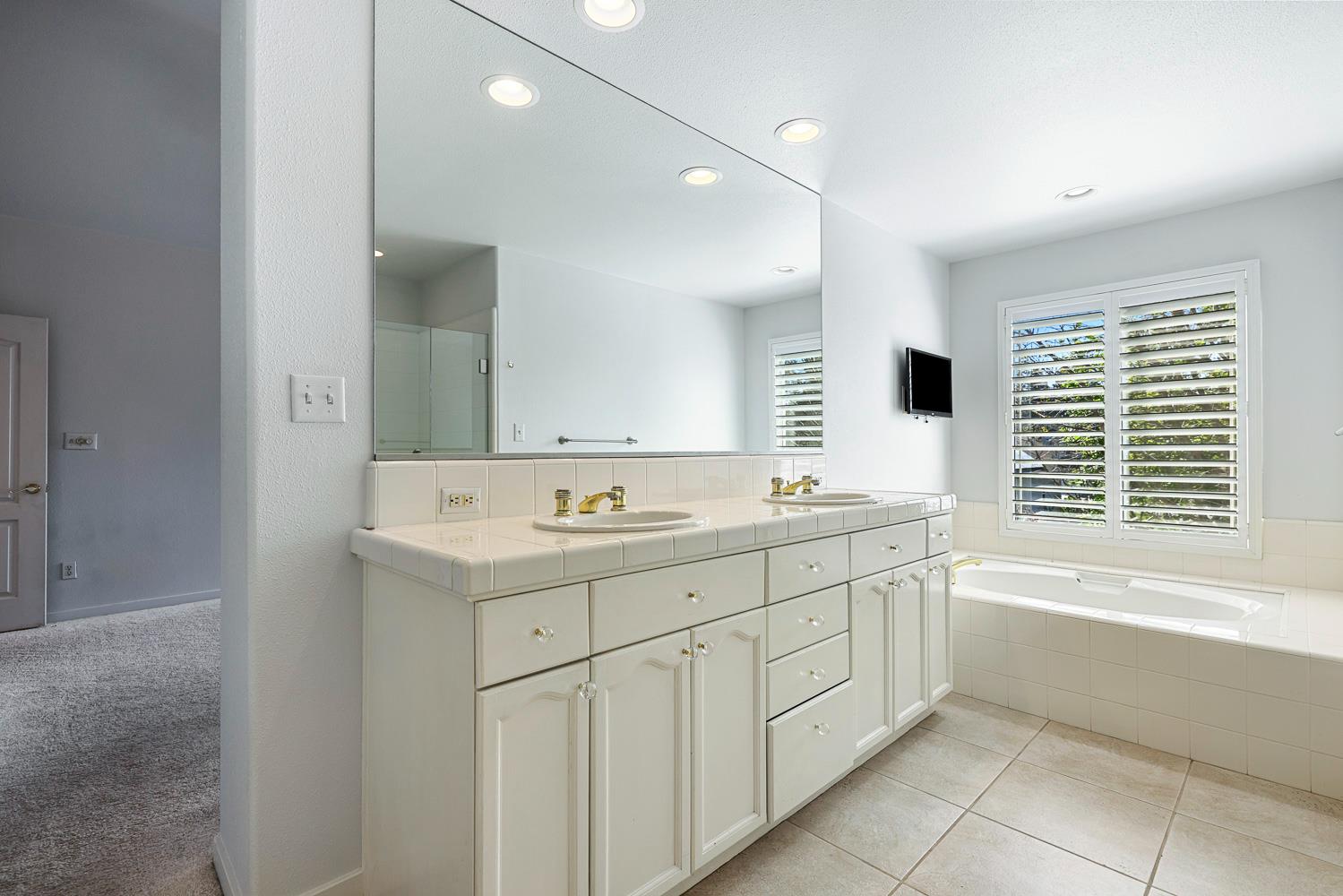 3075 W Silverhill Ln, Fresno, CA 93711