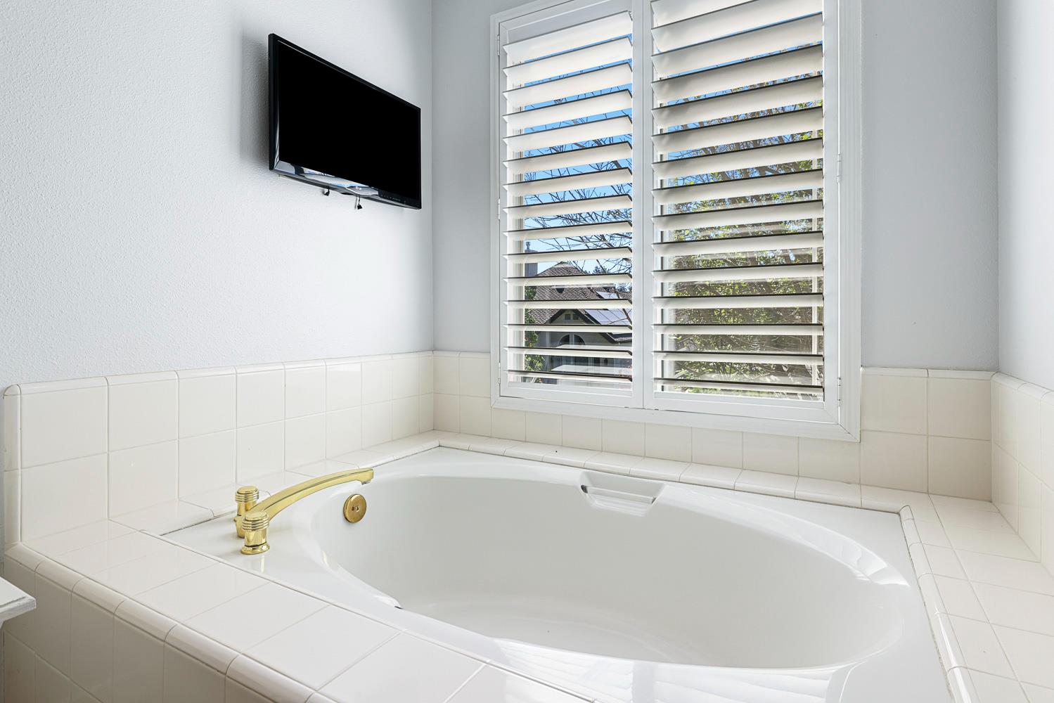 3075 W Silverhill Ln, Fresno, CA 93711