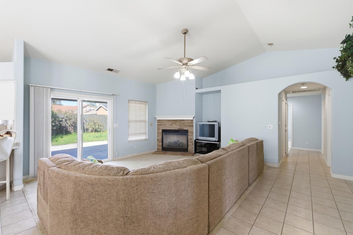 242 Makenna Dr, Madera, CA 93637