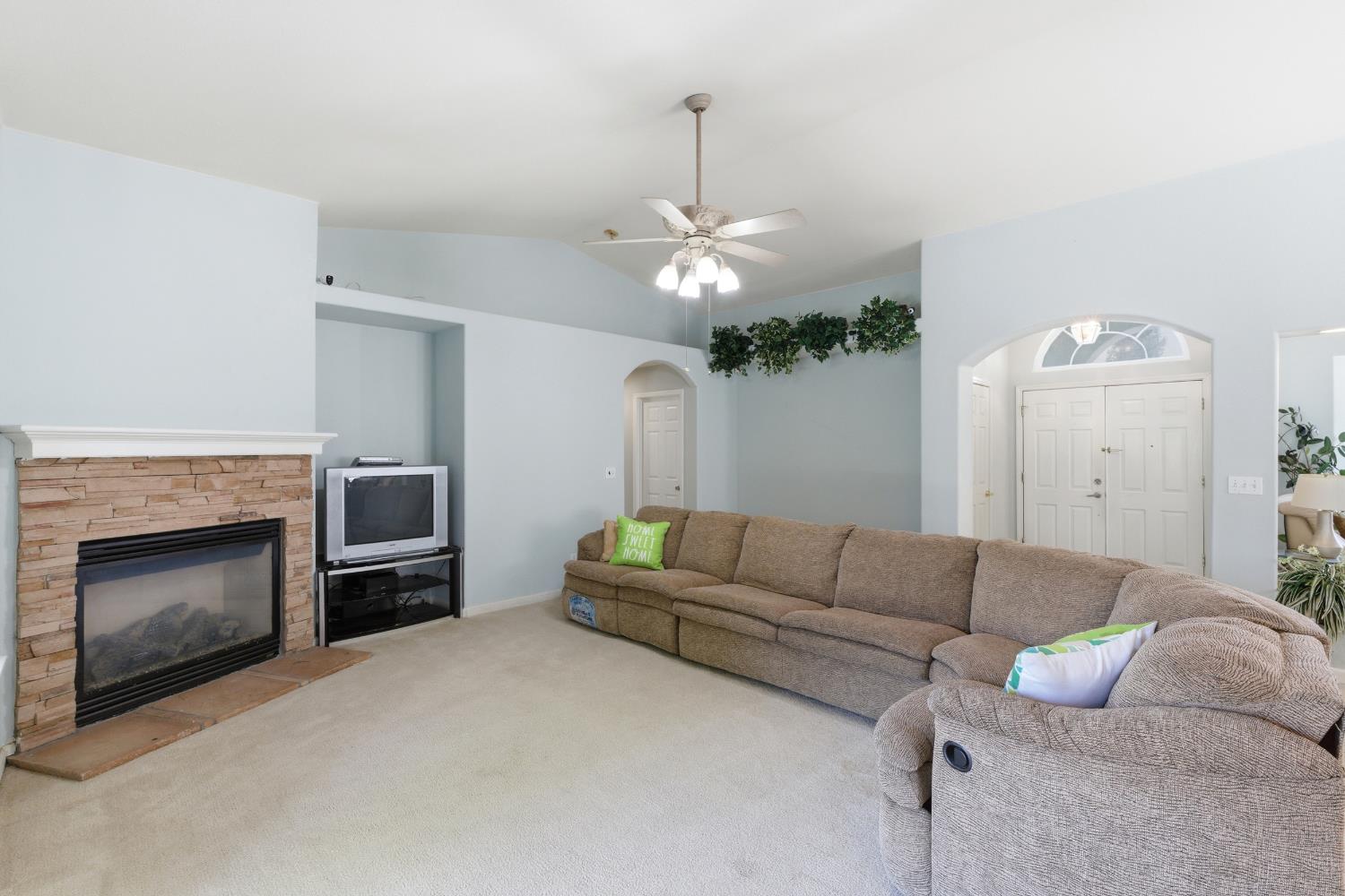 242 Makenna Dr, Madera, CA 93637