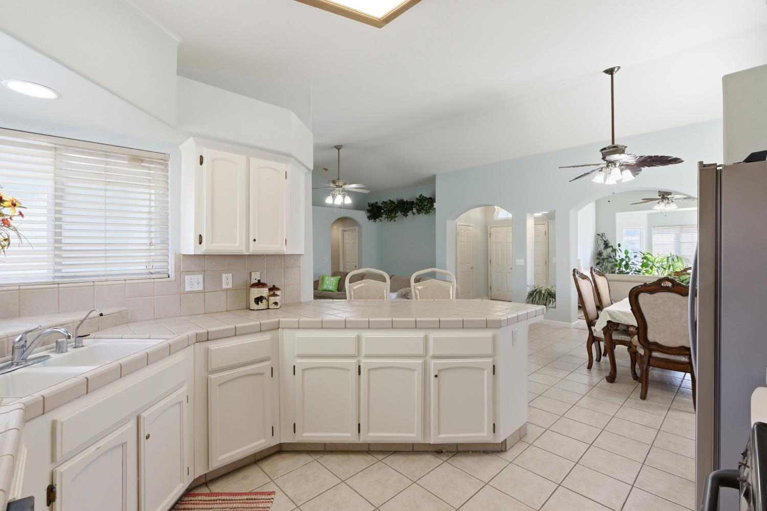 242 Makenna Dr, Madera, CA 93637