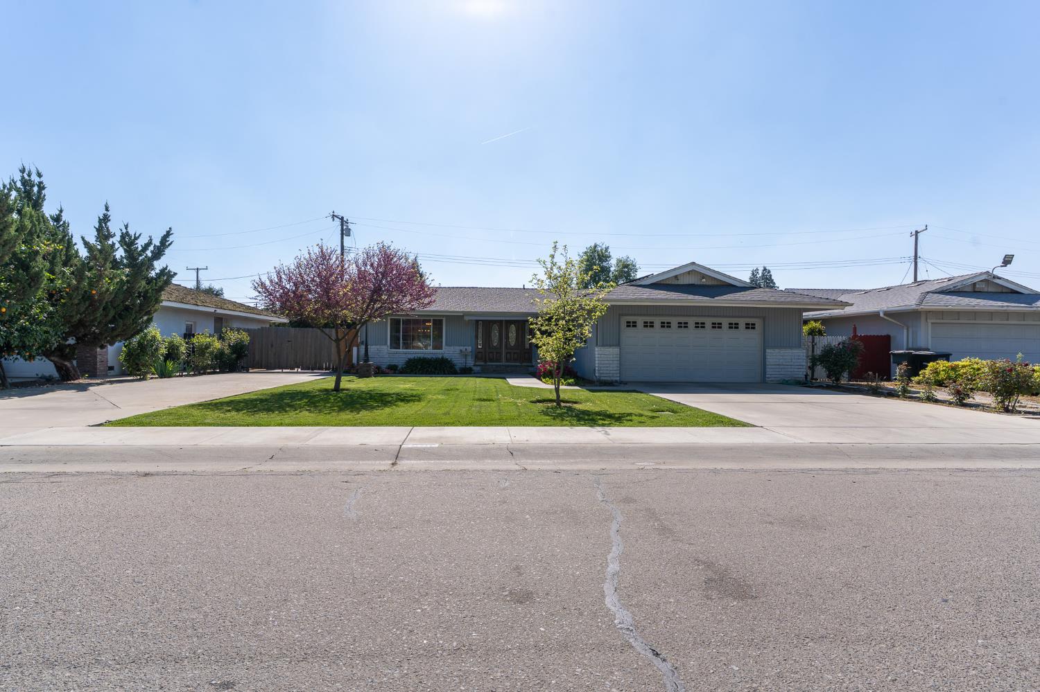 2631 W Royal Oaks Dr, Visalia, CA 93277