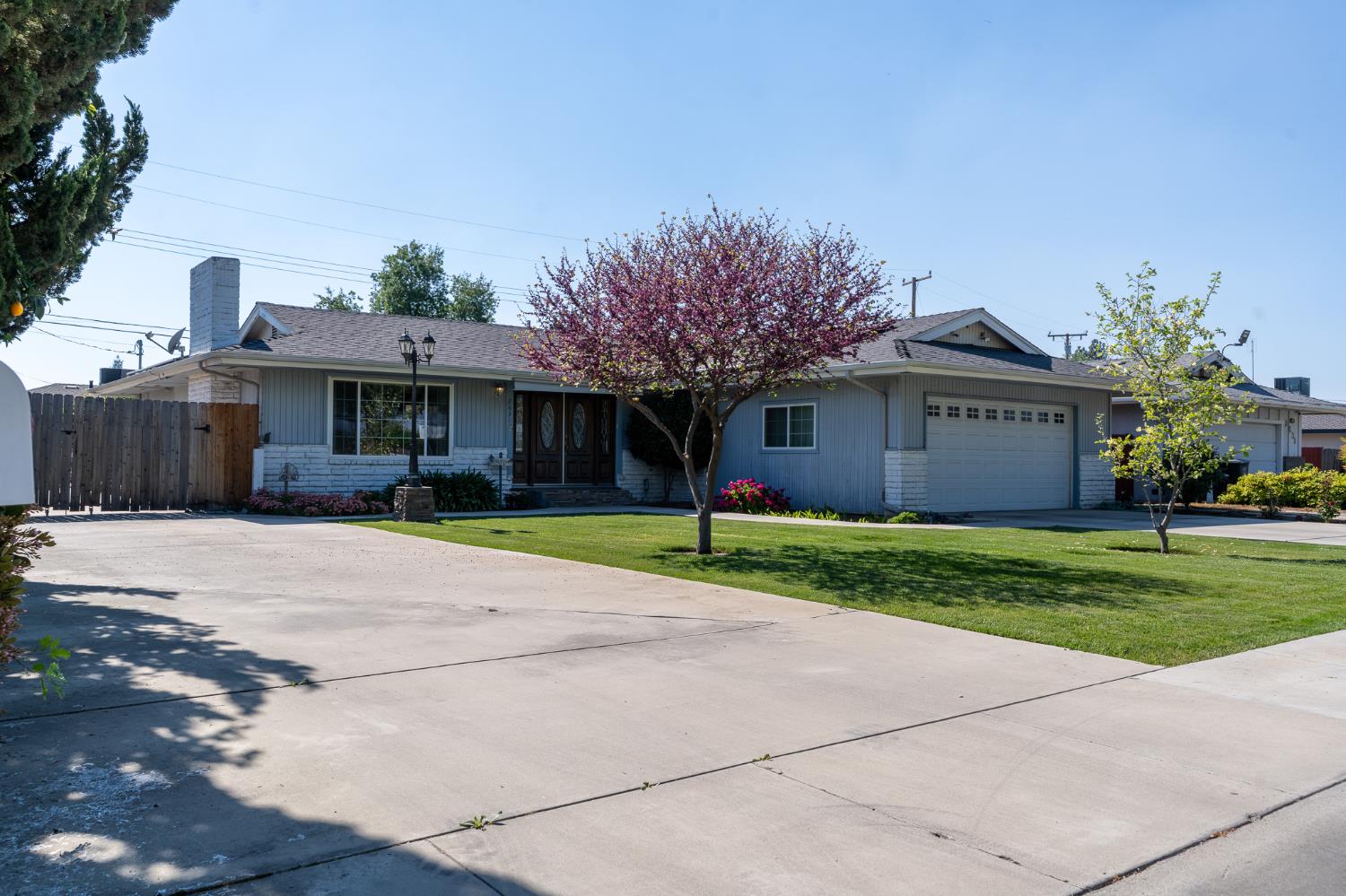 2631 W Royal Oaks Dr, Visalia, CA 93277