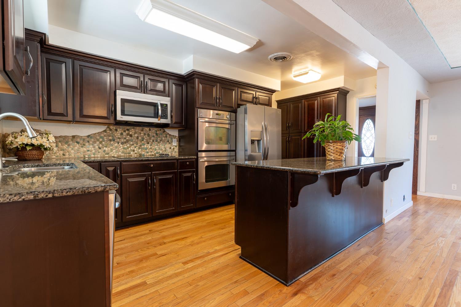 2631 W Royal Oaks Dr, Visalia, CA 93277