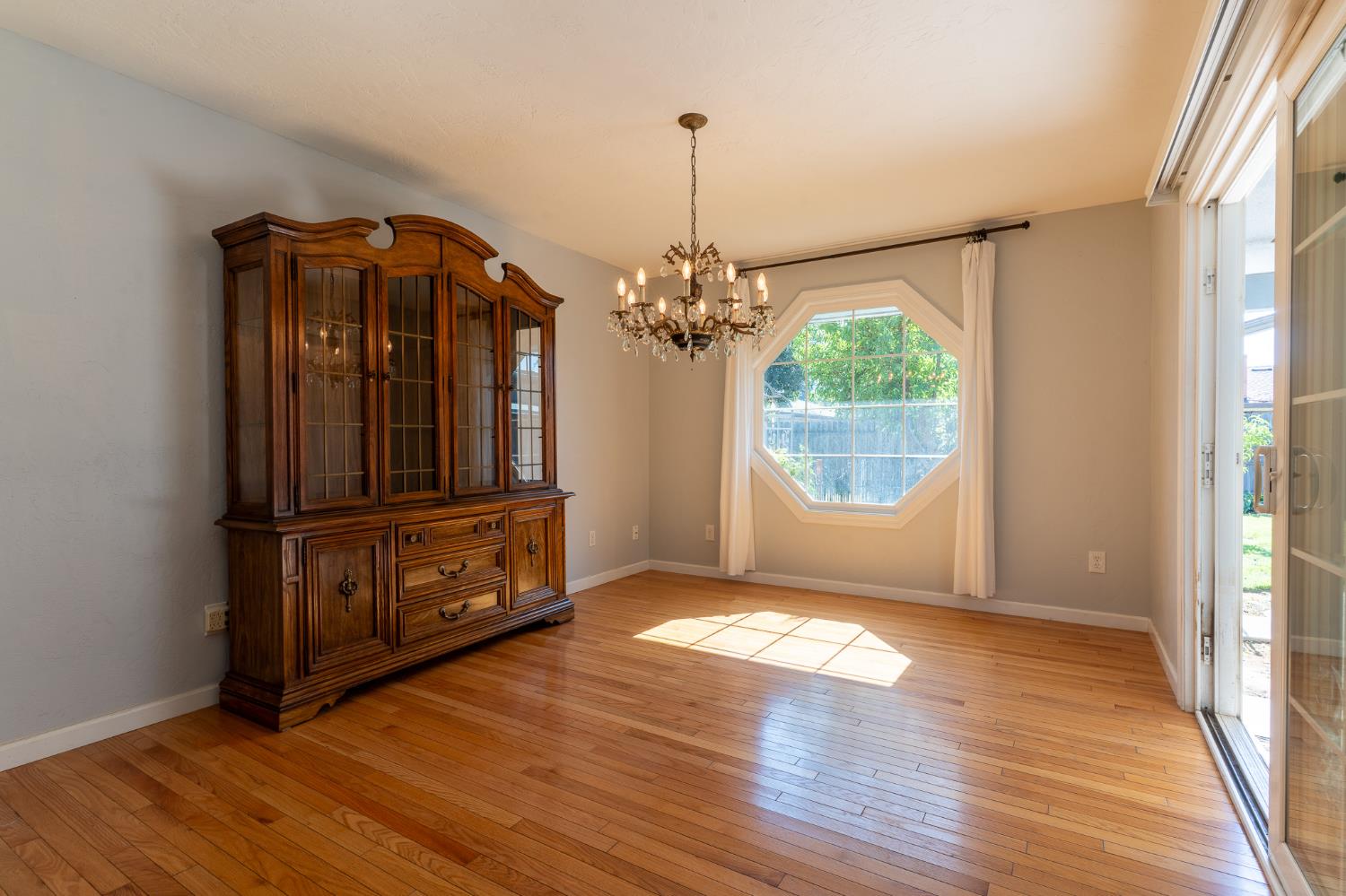 2631 W Royal Oaks Dr, Visalia, CA 93277