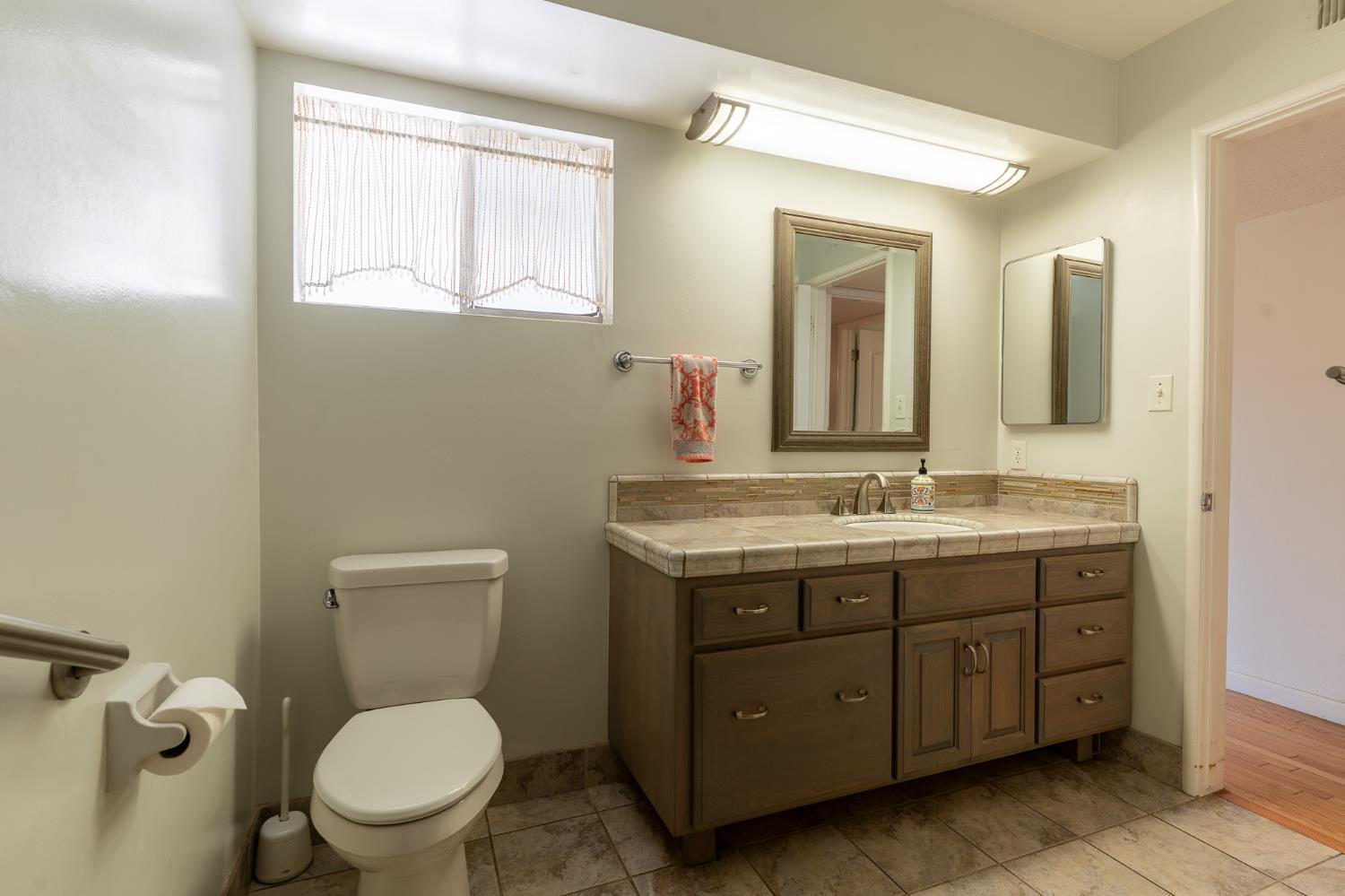 2631 W Royal Oaks Dr, Visalia, CA 93277