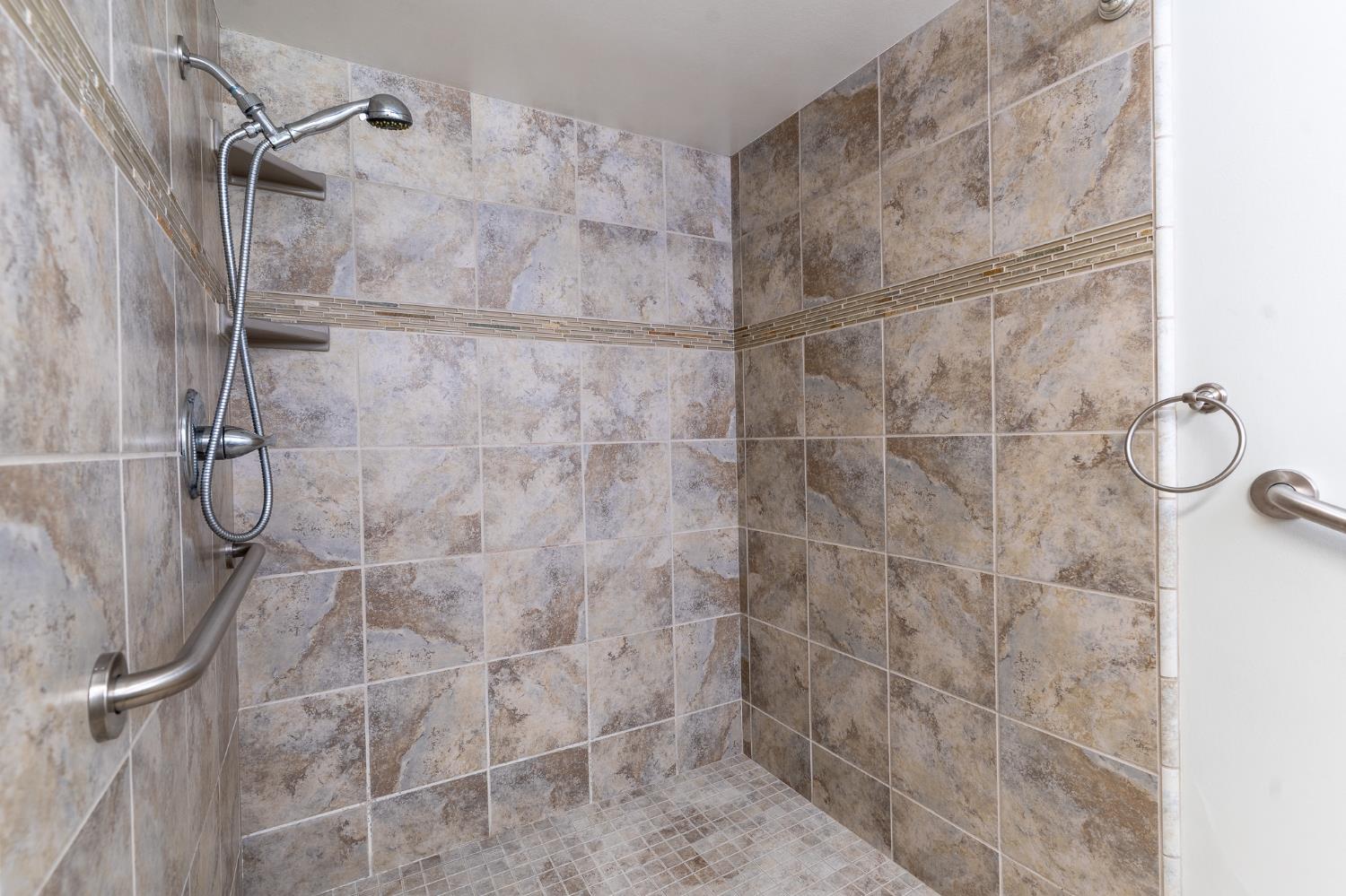 2631 W Royal Oaks Dr, Visalia, CA 93277