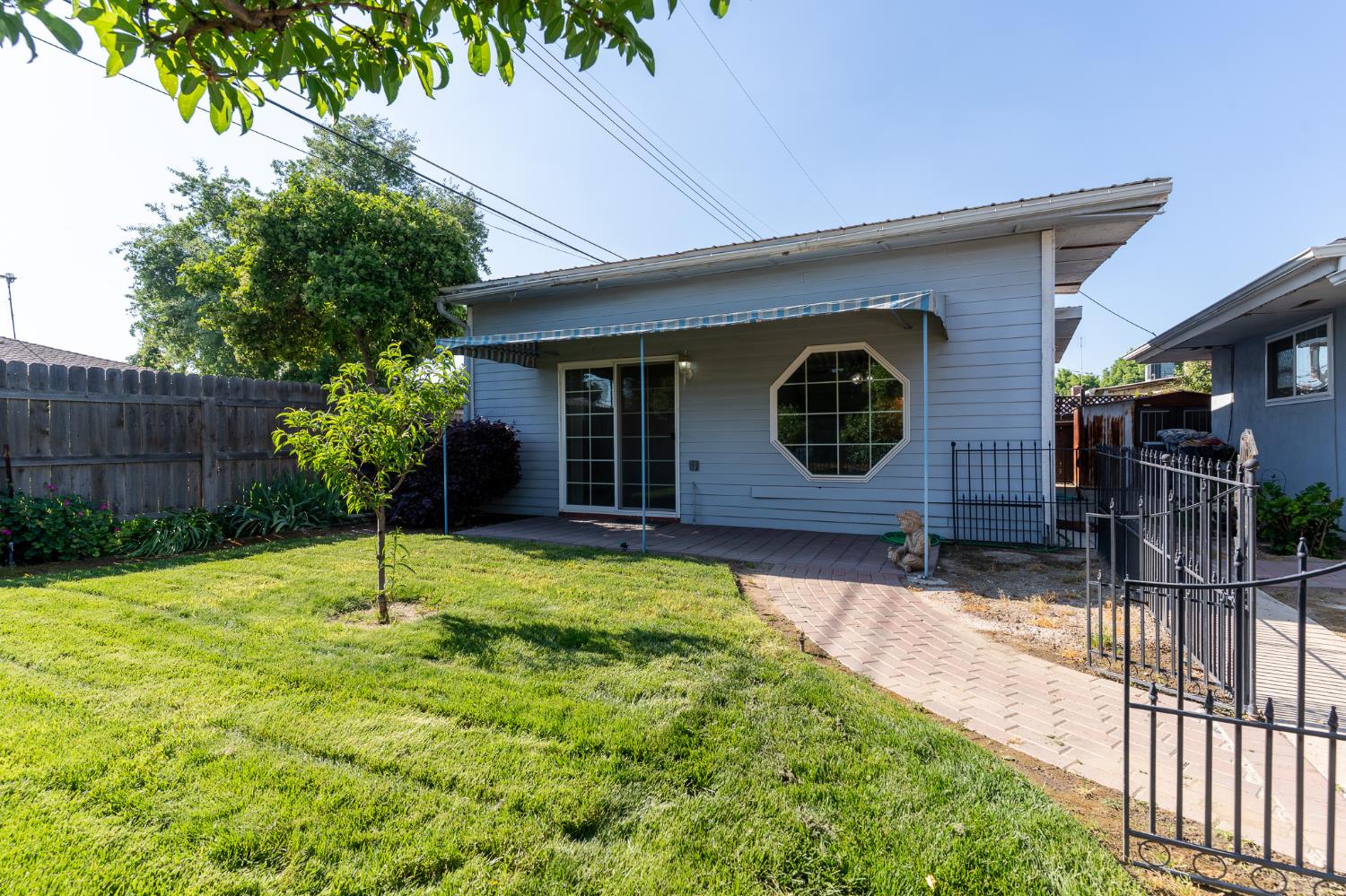 2631 W Royal Oaks Dr, Visalia, CA 93277