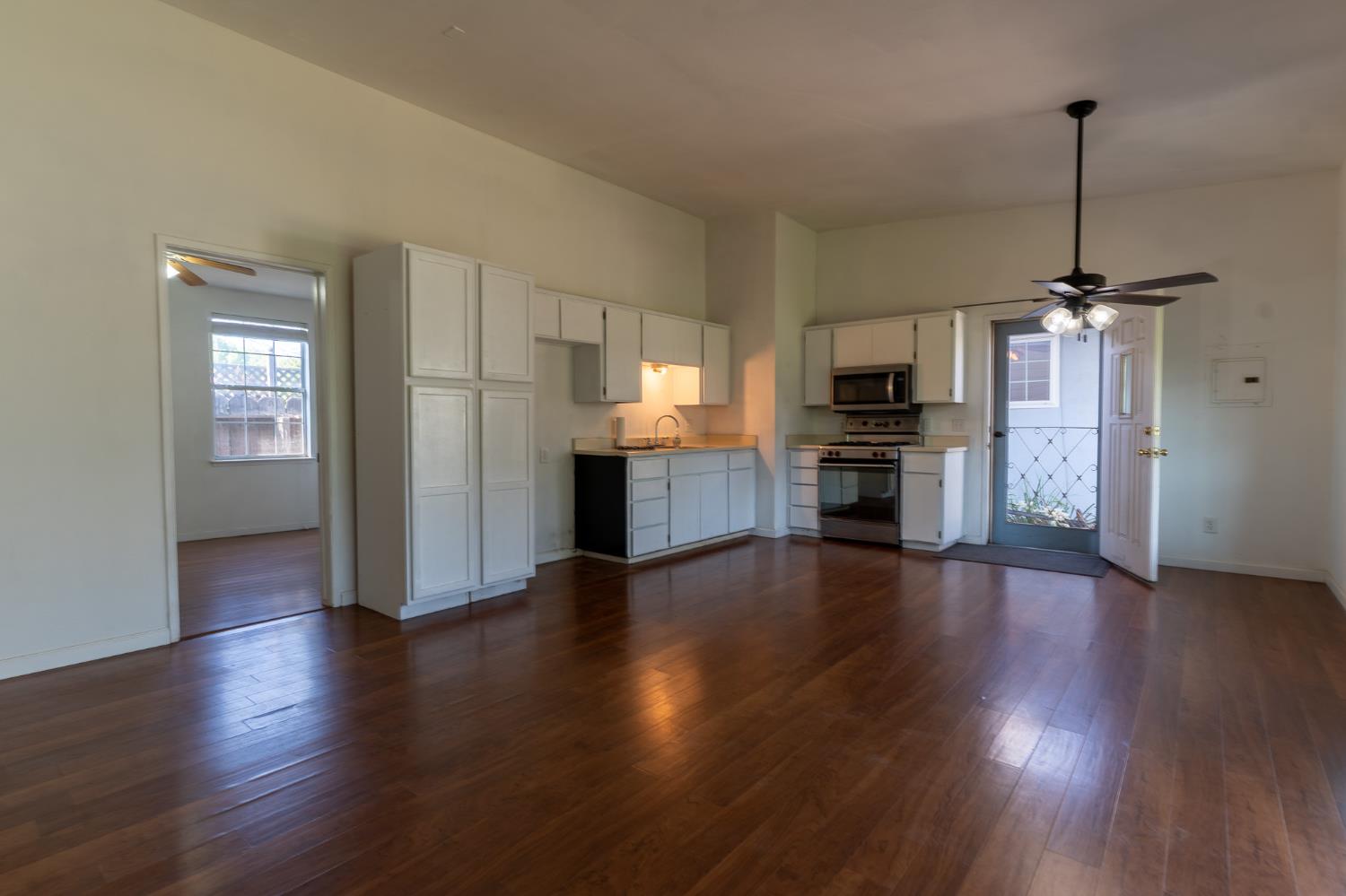 2631 W Royal Oaks Dr, Visalia, CA 93277